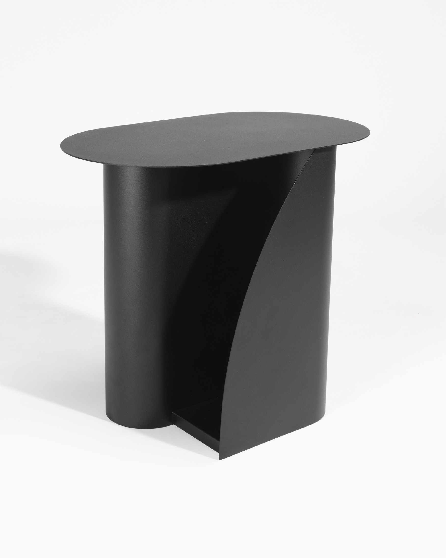 Mesa auxiliar ovalada Urban de metal lacado negro
