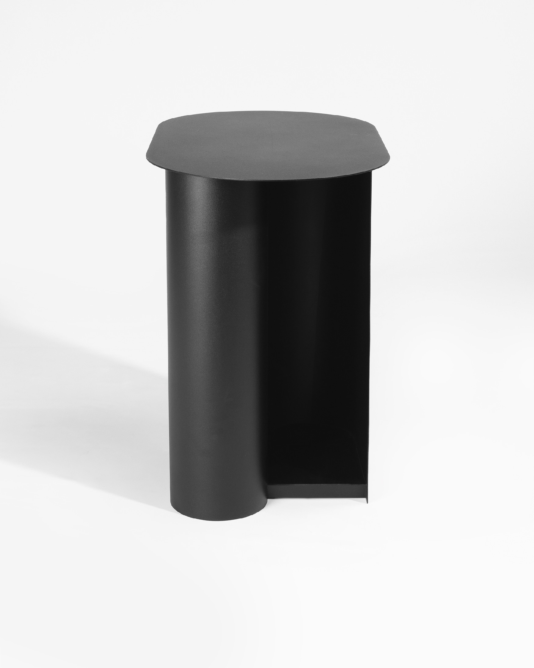 Mesa auxiliar ovalada Urban de metal lacado negro