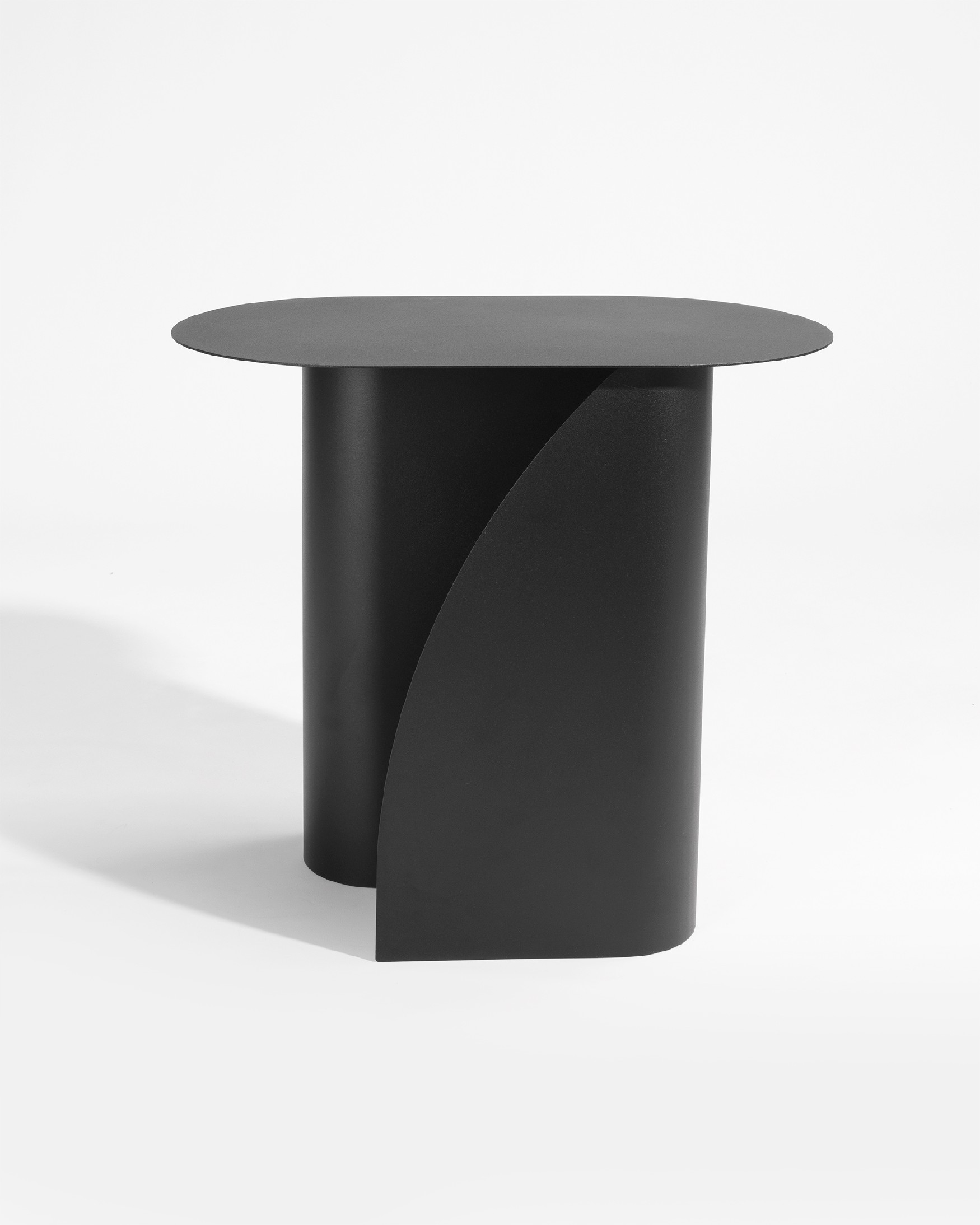 Mesa auxiliar ovalada Urban de metal lacado negro