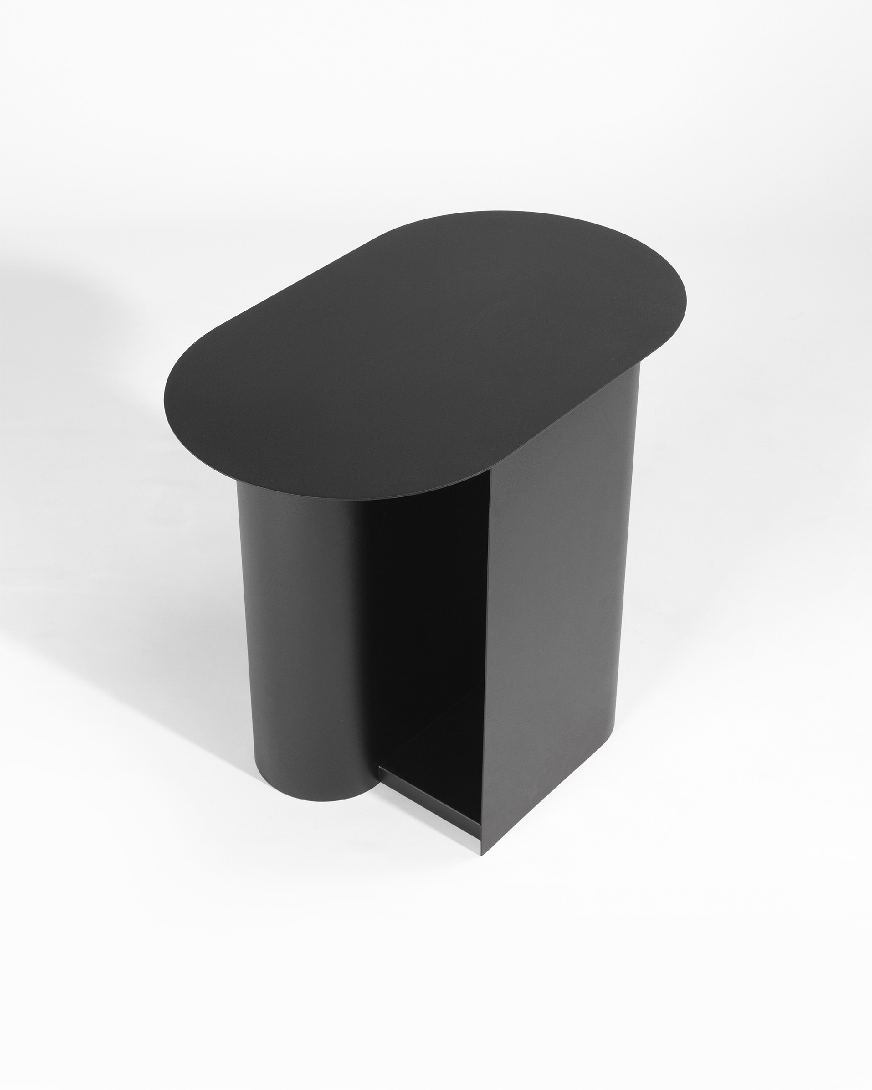 Mesa auxiliar ovalada Urban de metal lacado negro