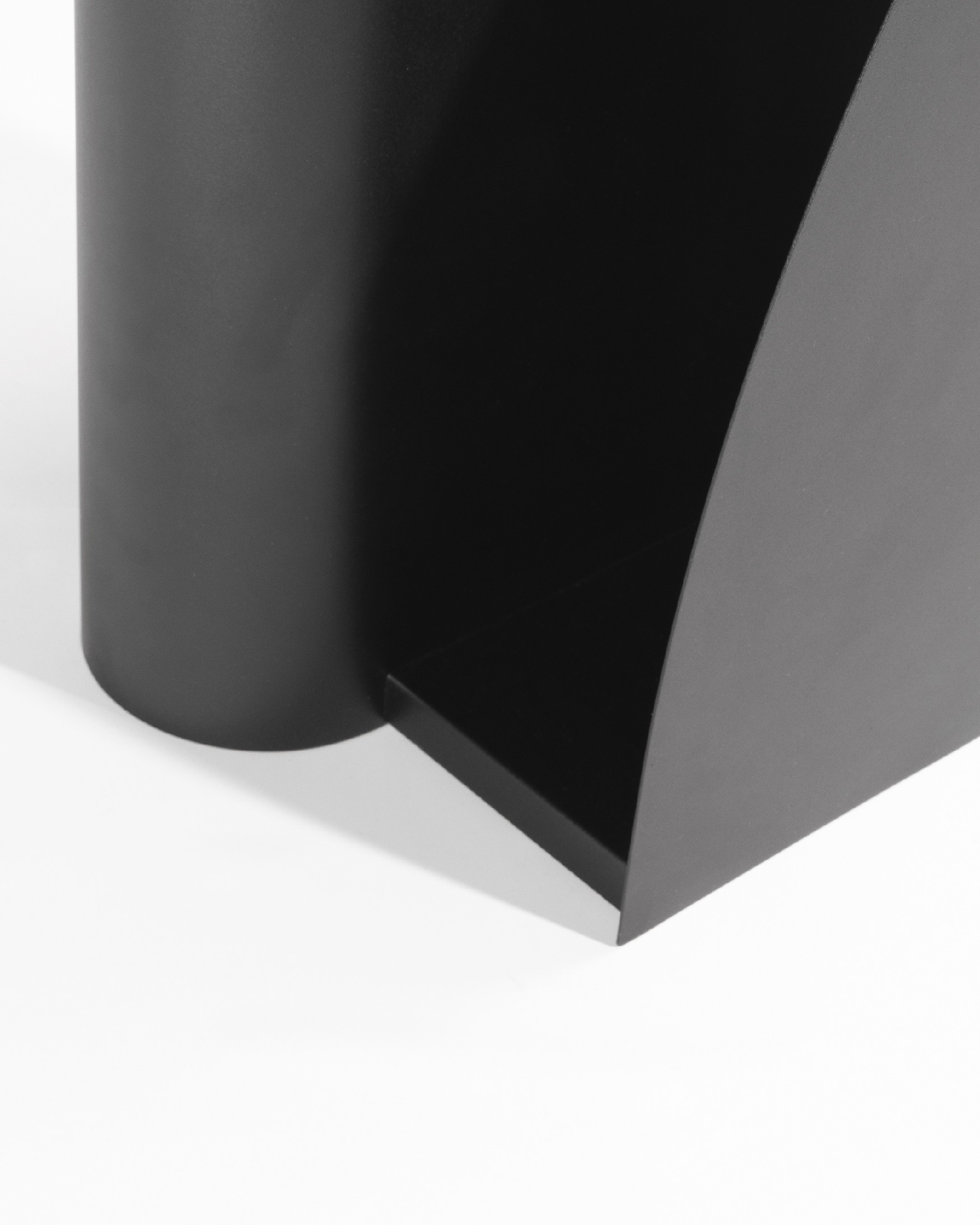 Mesa auxiliar ovalada Urban de metal lacado negro