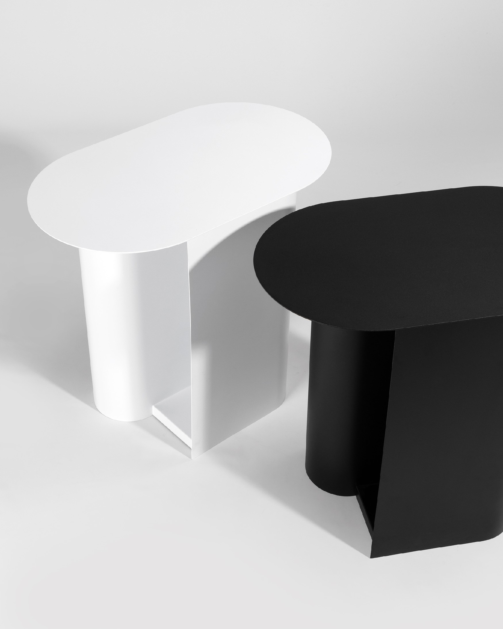 Mesa auxiliar ovalada Urban de metal lacado negro