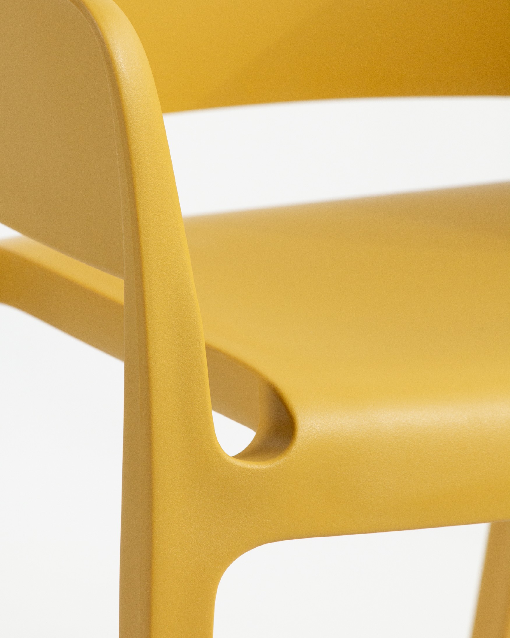 Chaise Valeta en polypropylène moutarde