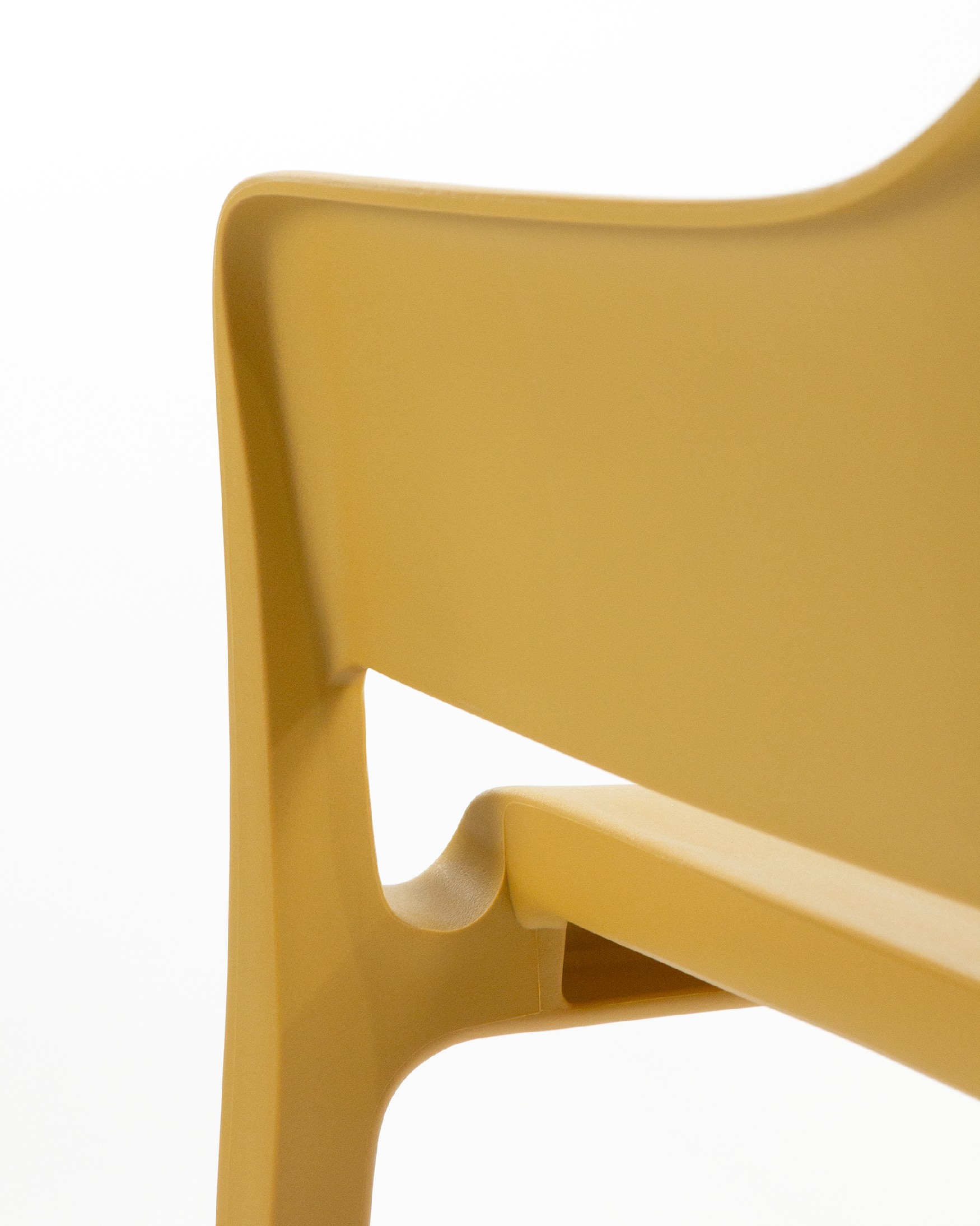 Chaise Valeta en polypropylène moutarde