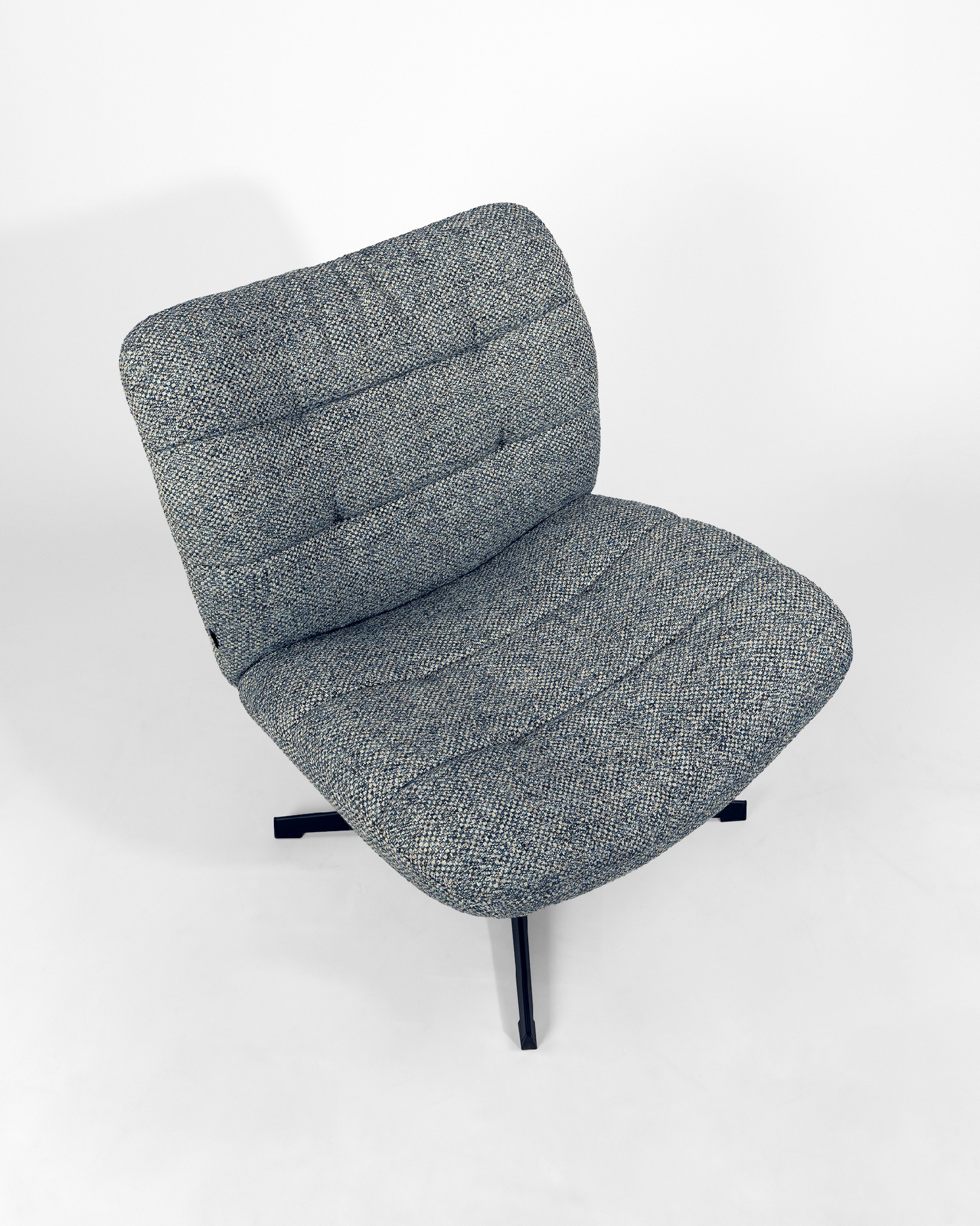 Swivel armchair 360º Vega with blue upholstery