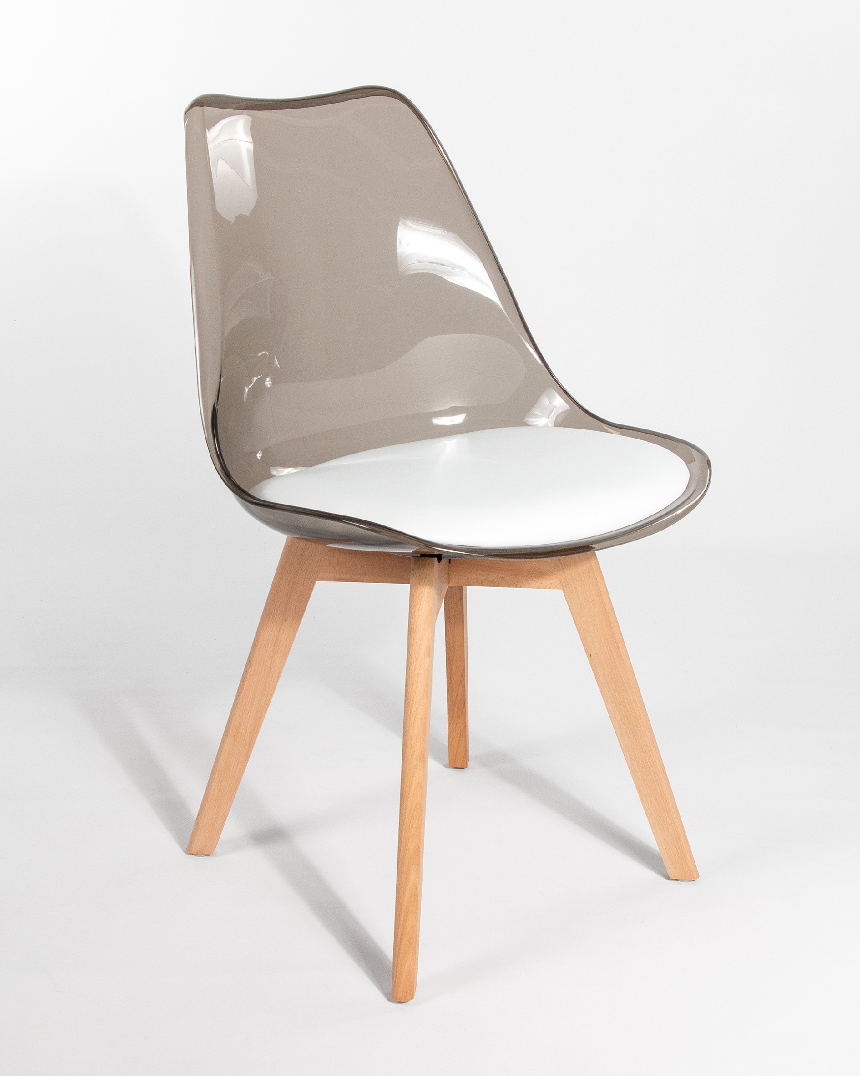 Silla Vegas con resina fumé y patas de madera