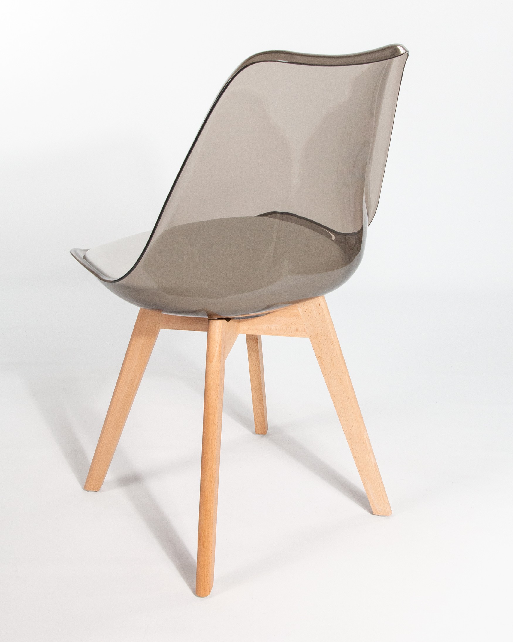 Silla Vegas con resina fumé y patas de madera