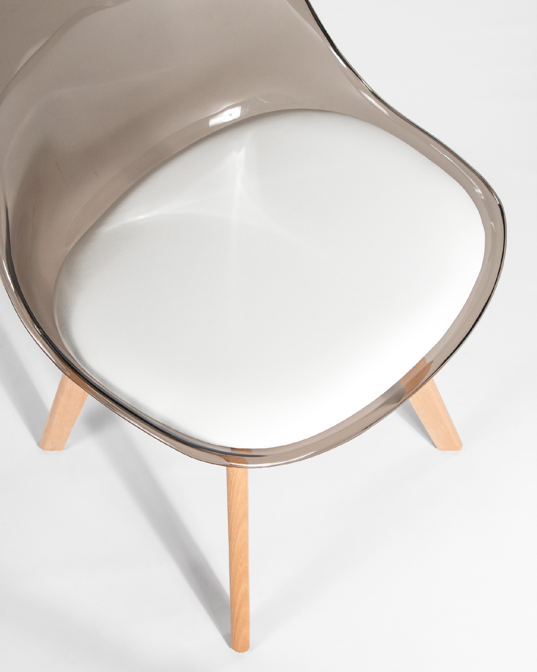 Silla Vegas con resina fumé y patas de madera