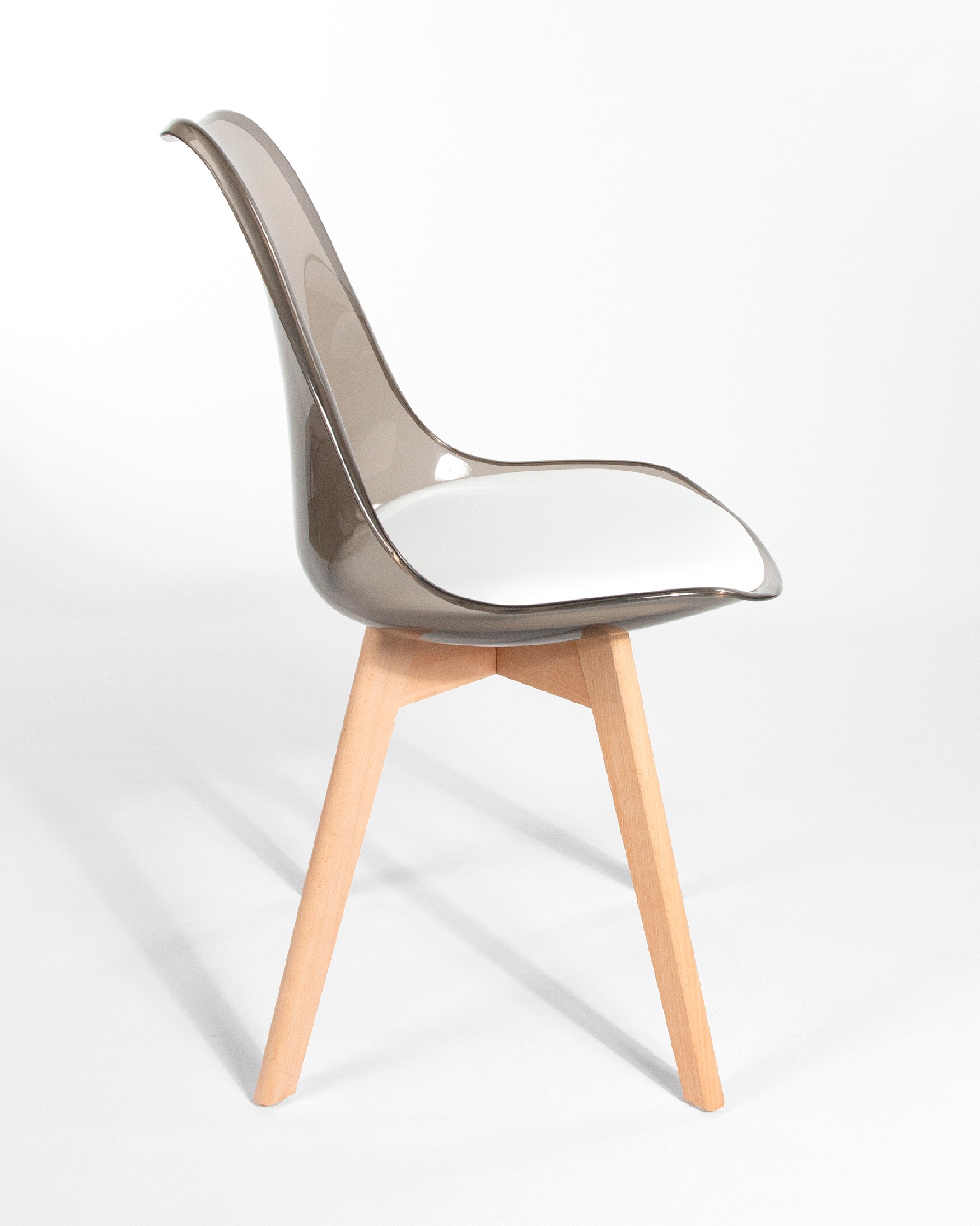 Silla Vegas con resina fumé y patas de madera