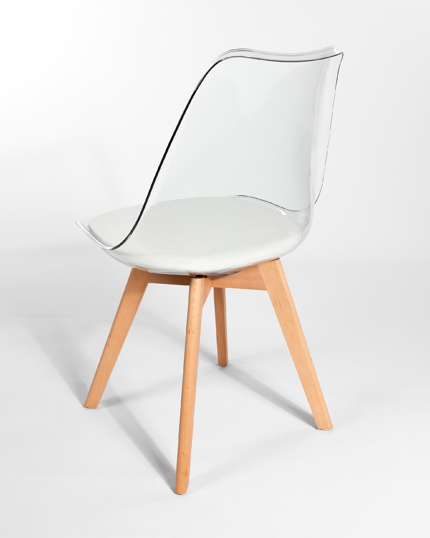 Silla Vegas con resina transparente y patas de madera