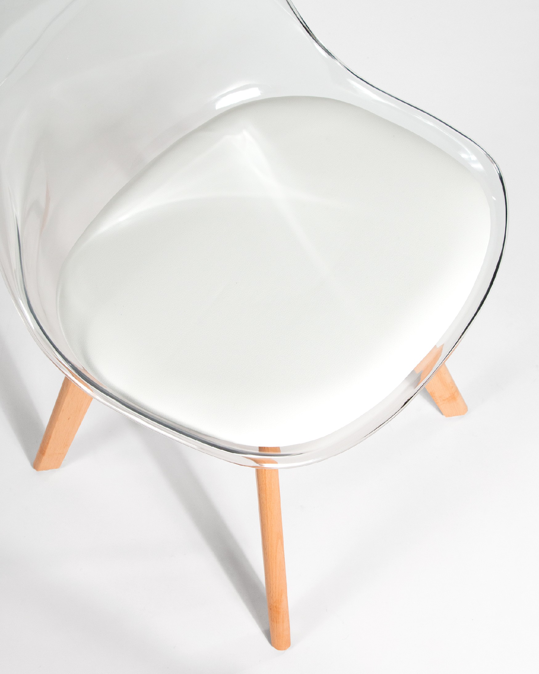 Silla Vegas con resina transparente y patas de madera