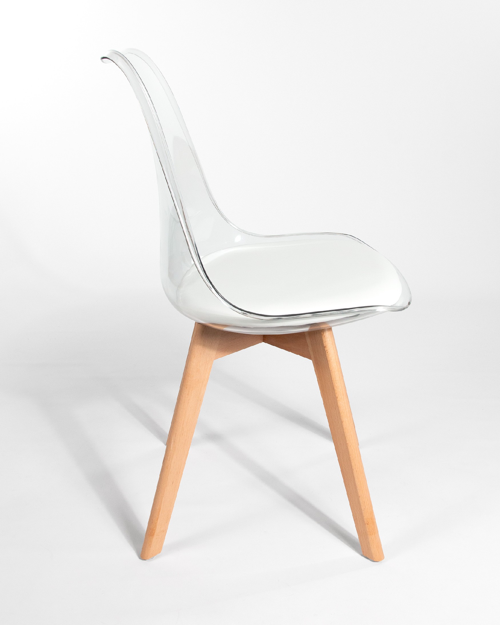 Silla Vegas con resina transparente y patas de madera