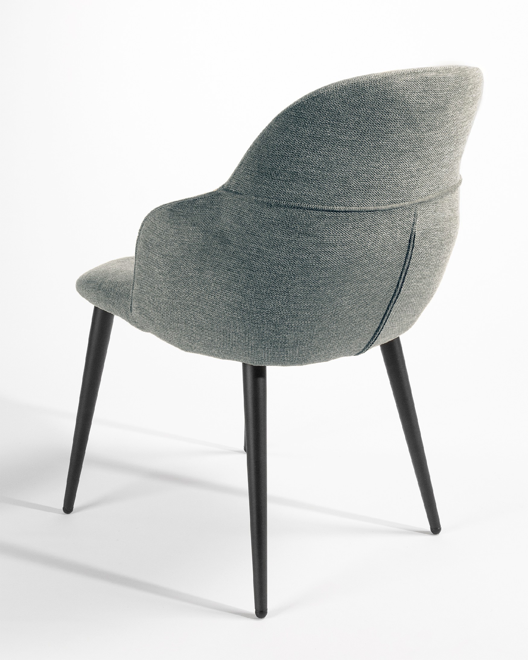 Silla Venecia con tapizado gris y patas metálicas negras
