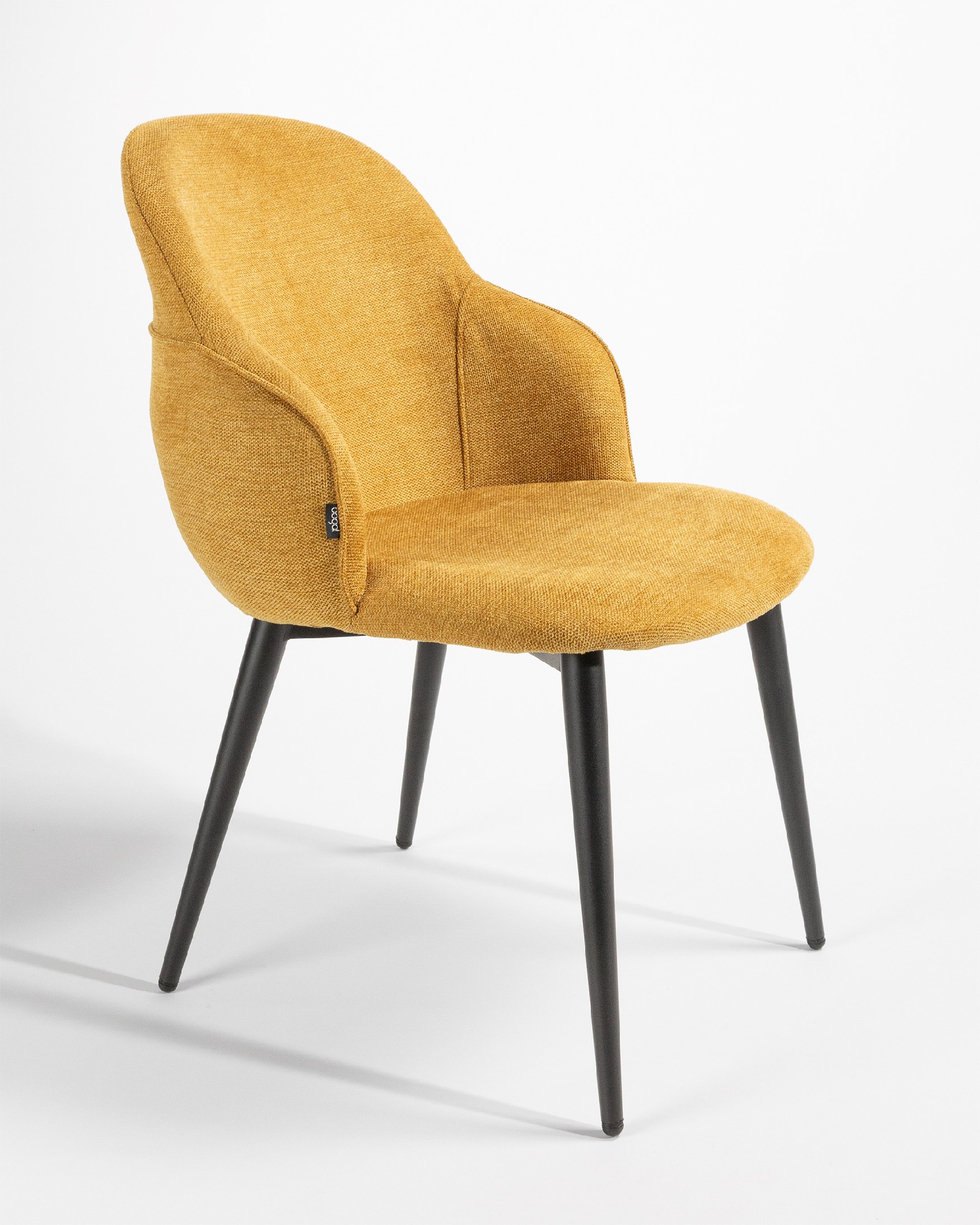 Chaise Venise avec un revêtement moutarde et des pieds métalliques noirs