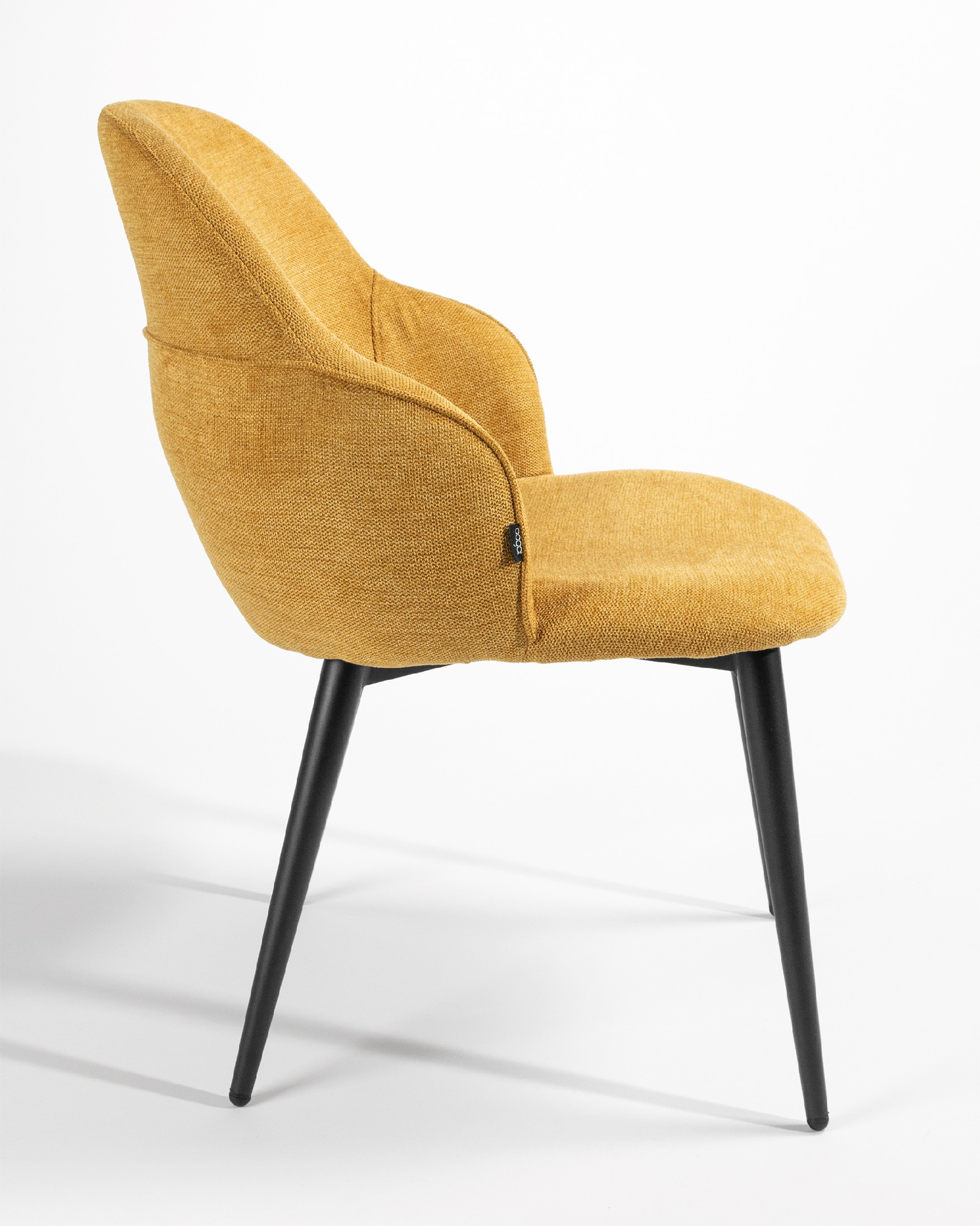 Chaise Venise avec un revêtement moutarde et des pieds métalliques noirs