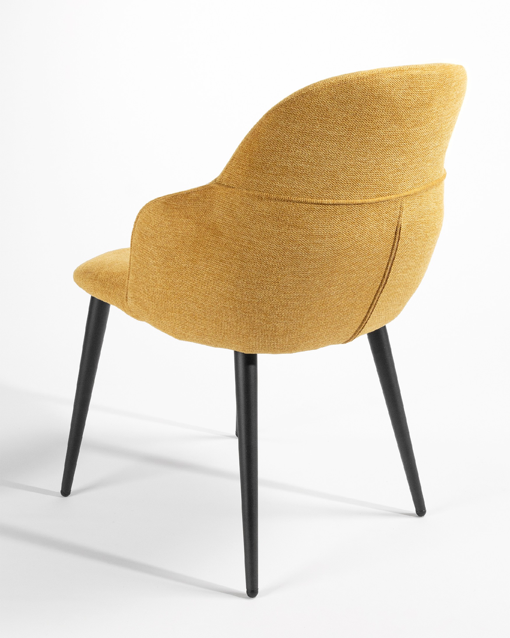Chaise Venise avec un revêtement moutarde et des pieds métalliques noirs