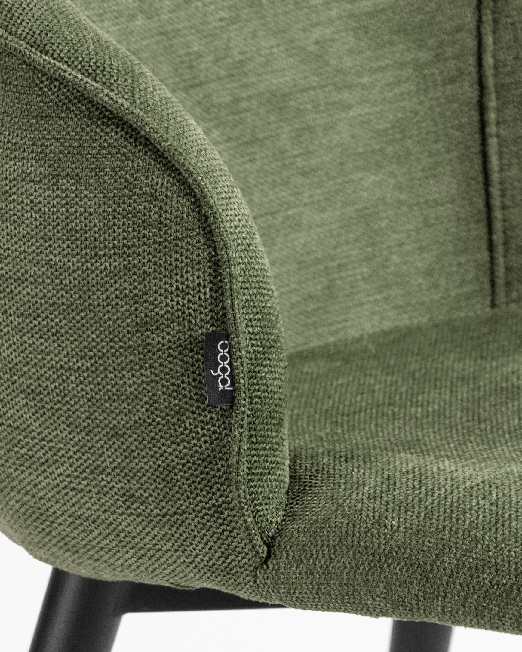 Chaise Venise avec un revêtement vert et des pieds métalliques noirs