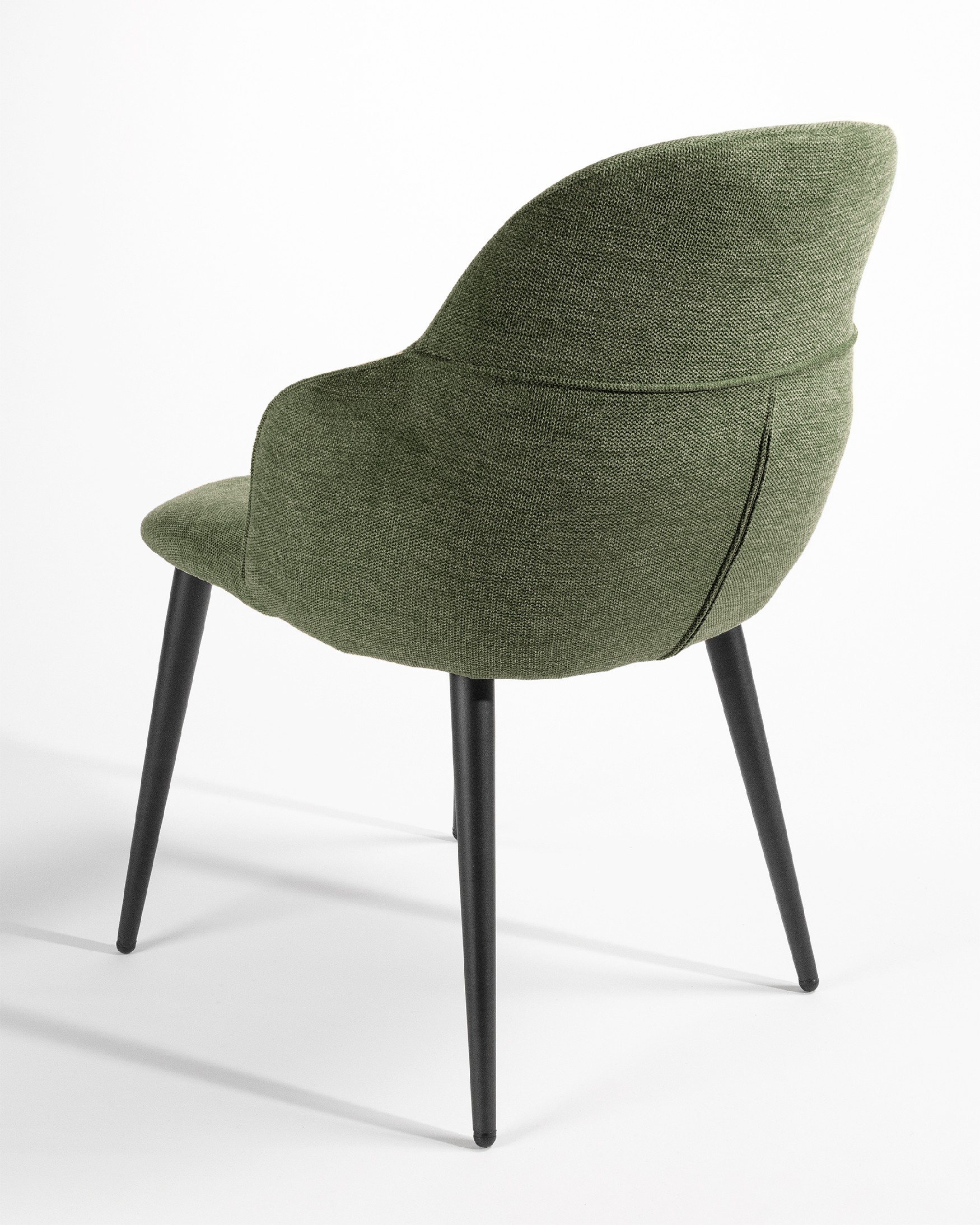 Chaise Venise avec un revêtement vert et des pieds métalliques noirs