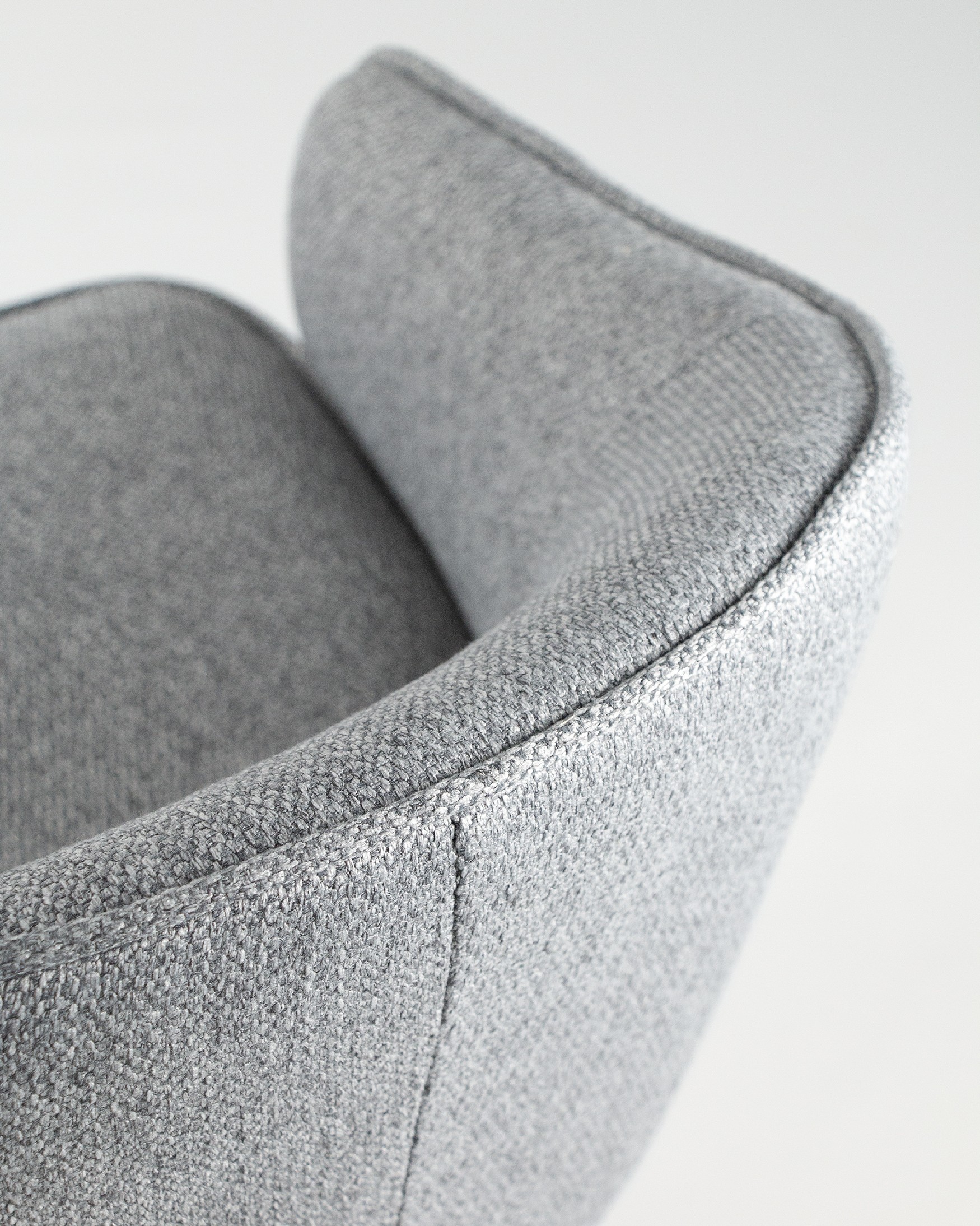 Chaise Verona avec rembourrage gris et pieds métalliques noirs