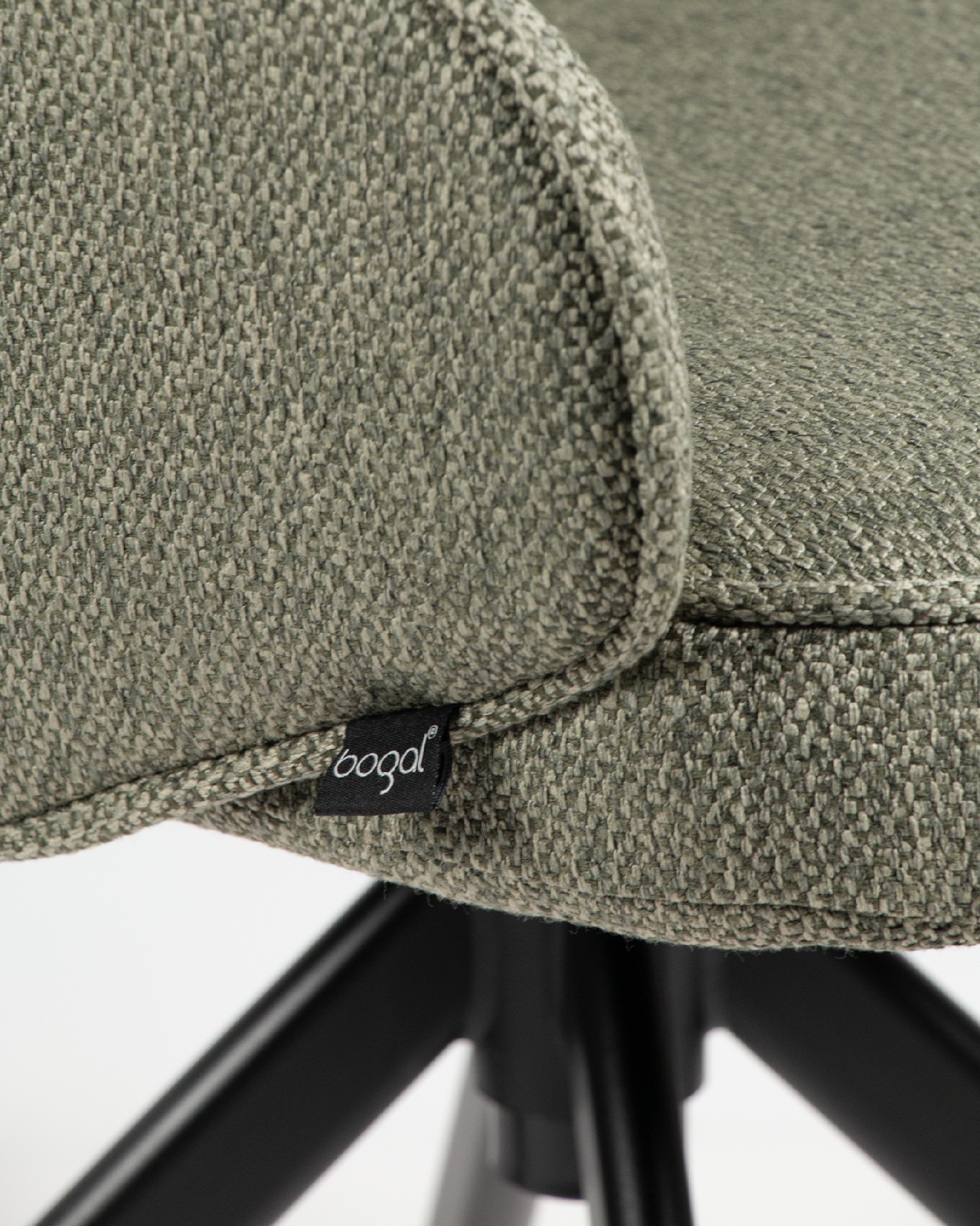 Silla Verona con tapizado verde y patas metálicas negras