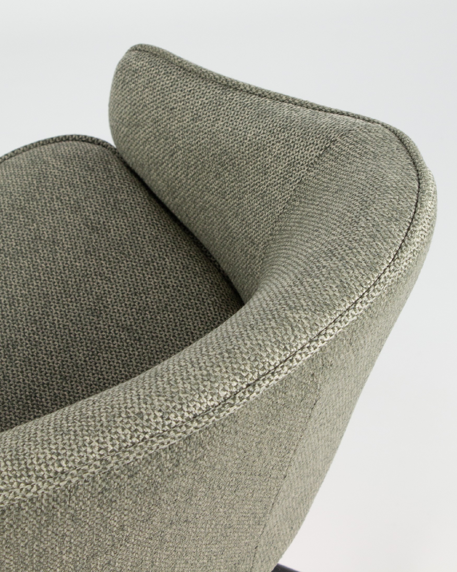 Silla Verona con tapizado verde y patas metálicas negras