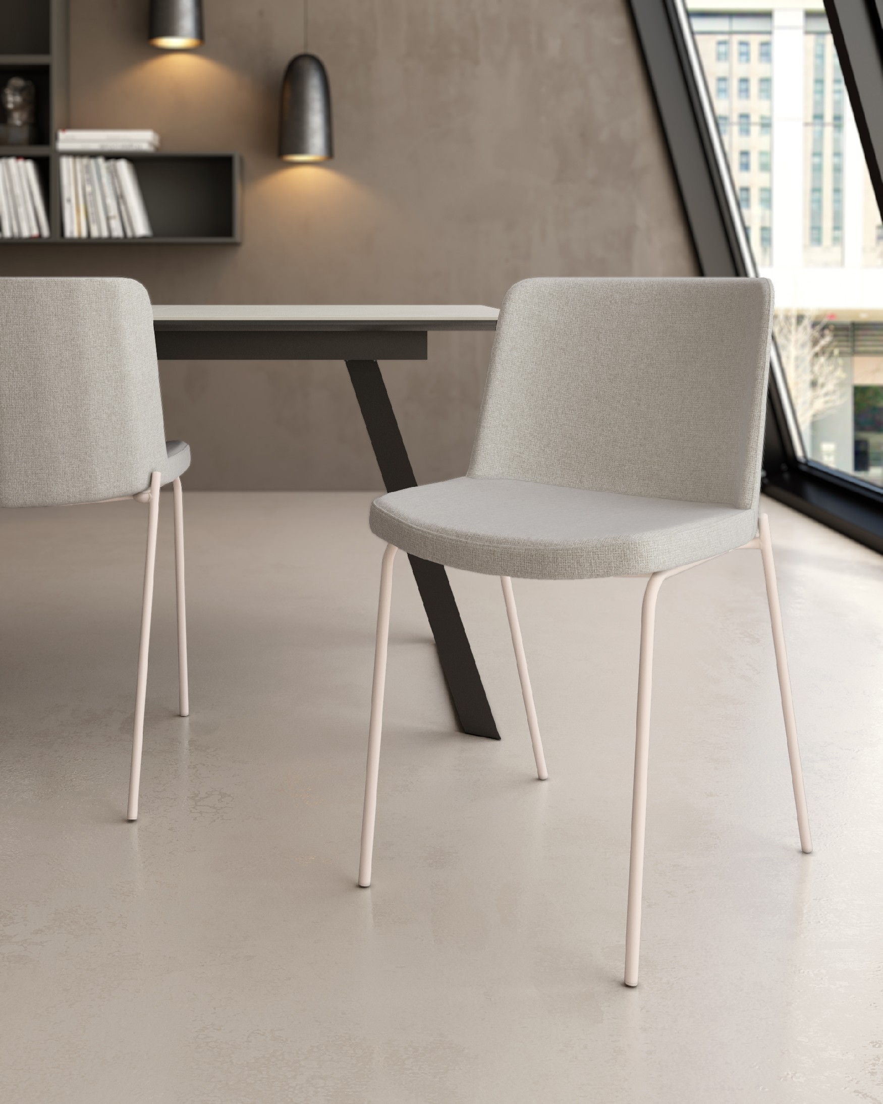 Chaise York avec un revêtement perle et des pieds métalliques assortis