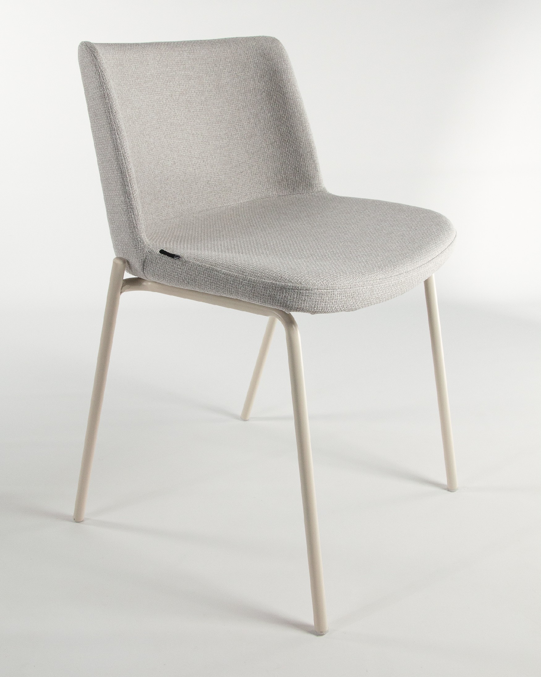 Chaise York avec un revêtement perle et des pieds métalliques assortis