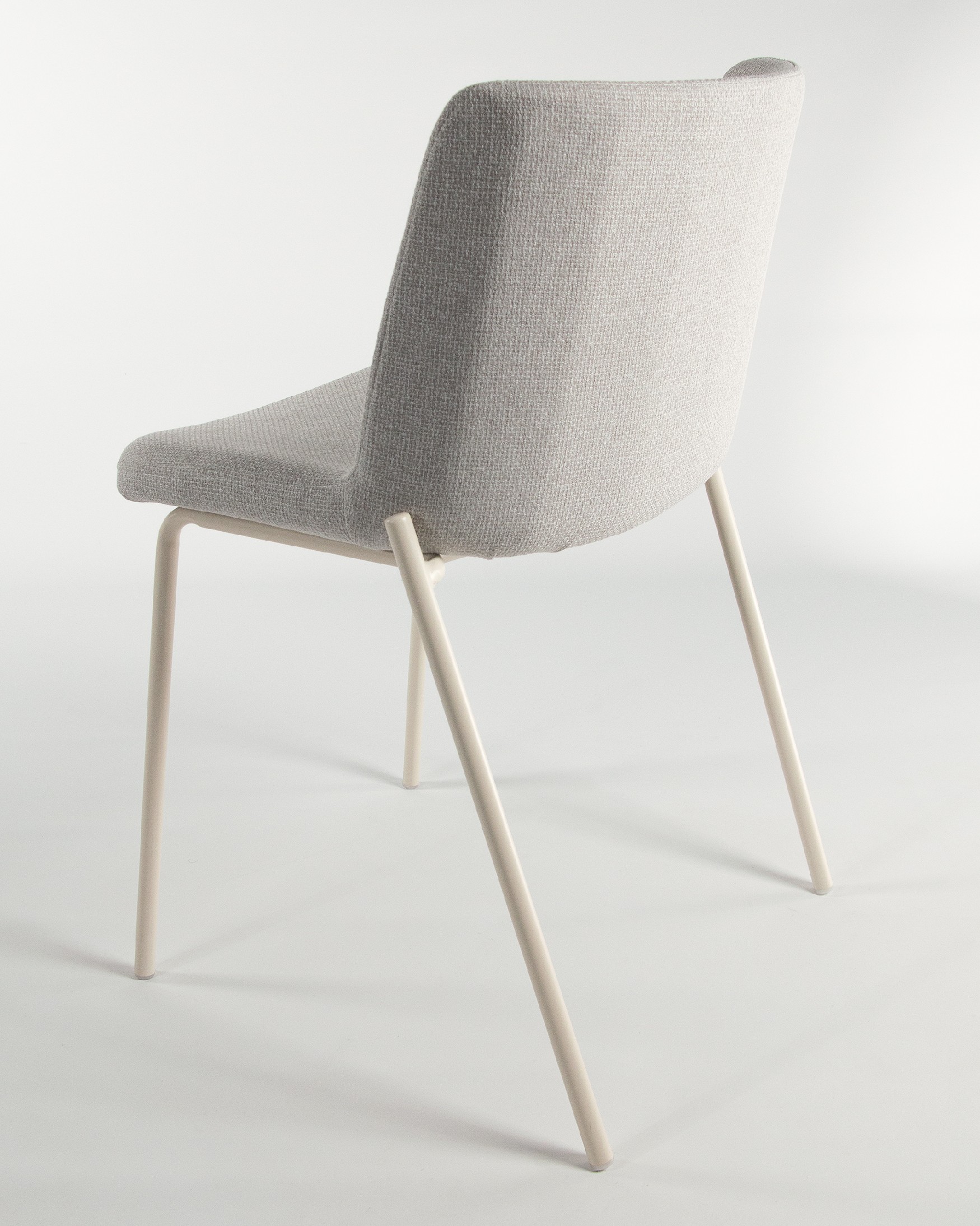 Chaise York avec un revêtement perle et des pieds métalliques assortis