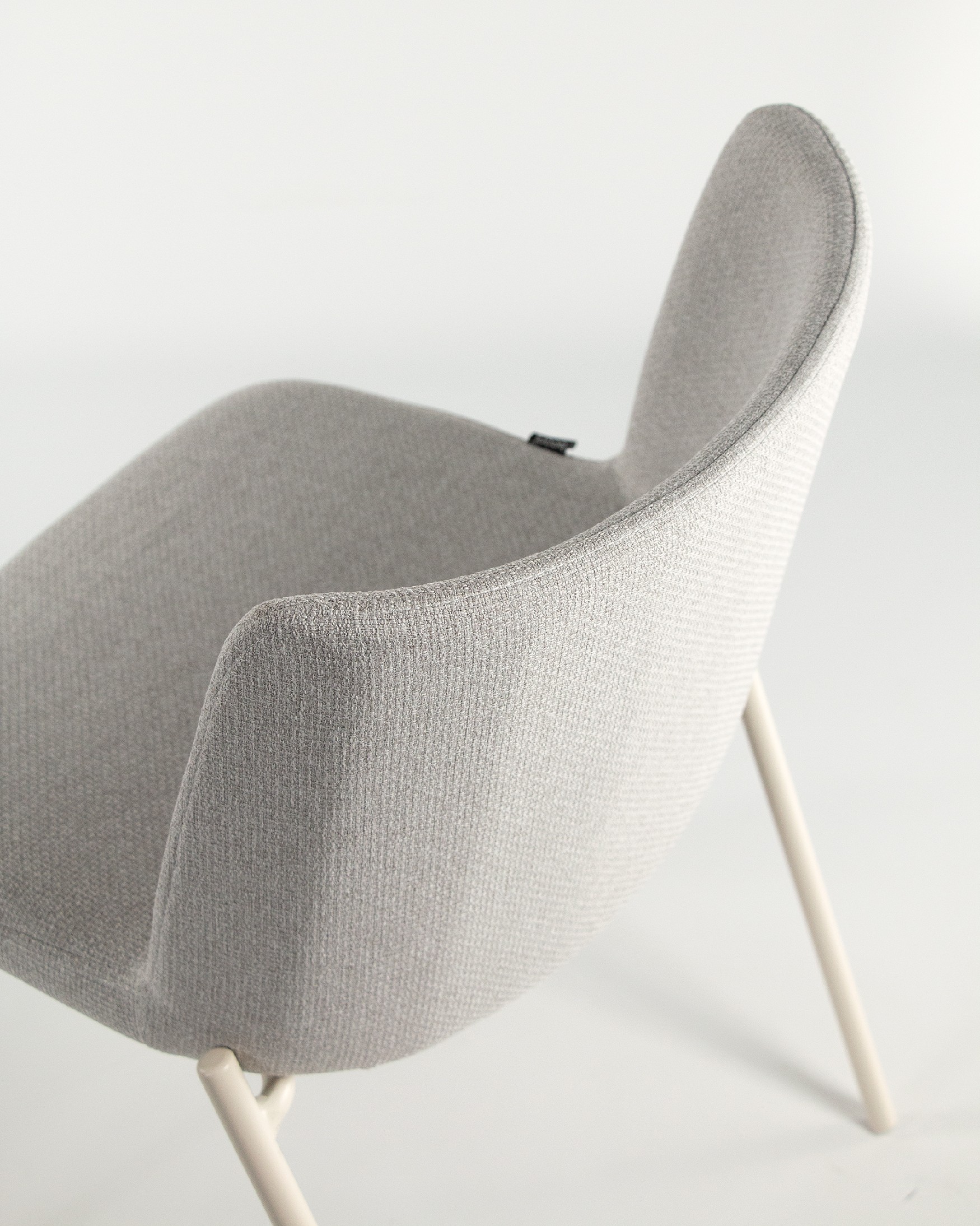 Chaise York avec un revêtement perle et des pieds métalliques assortis