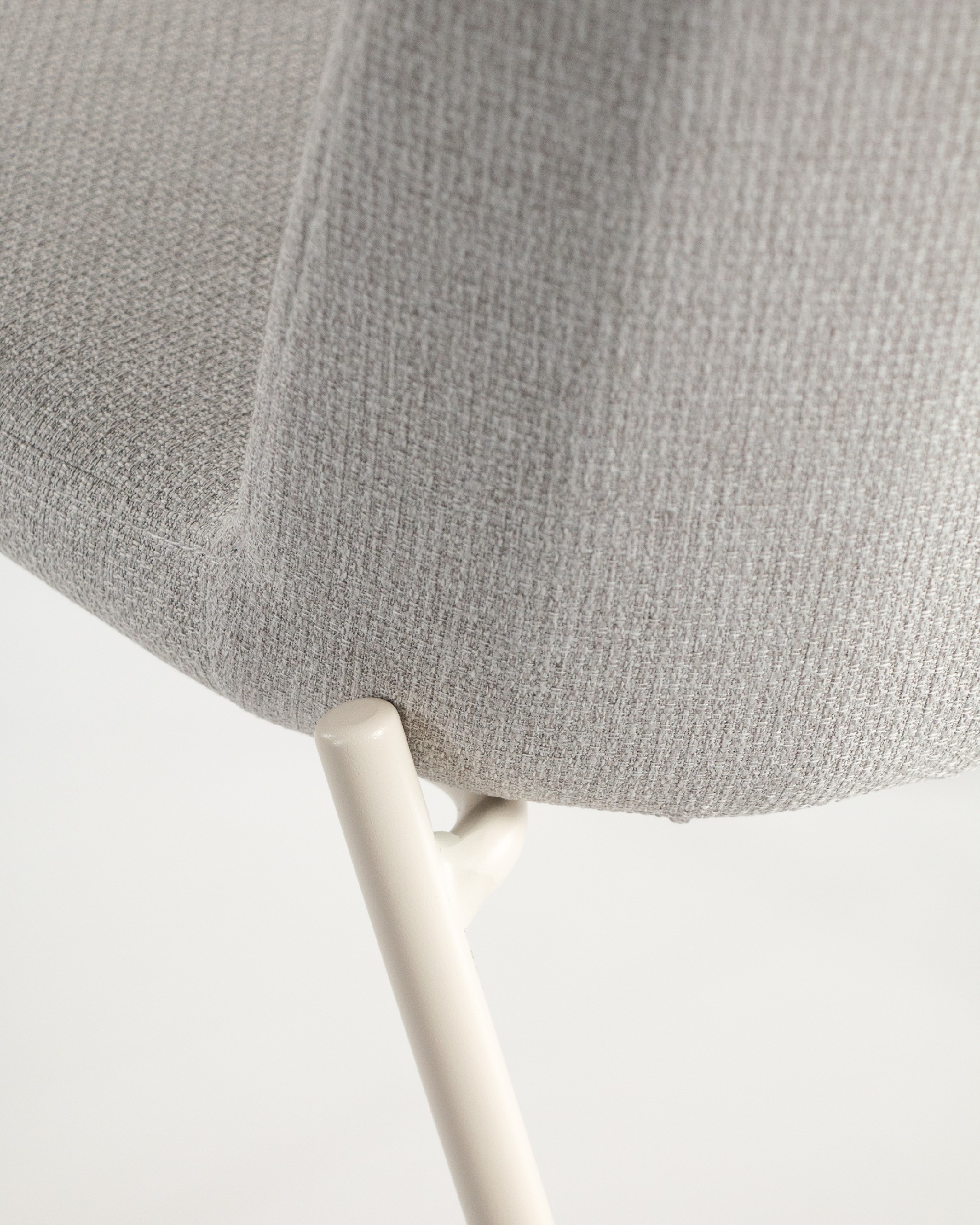 Chaise York avec un revêtement perle et des pieds métalliques assortis
