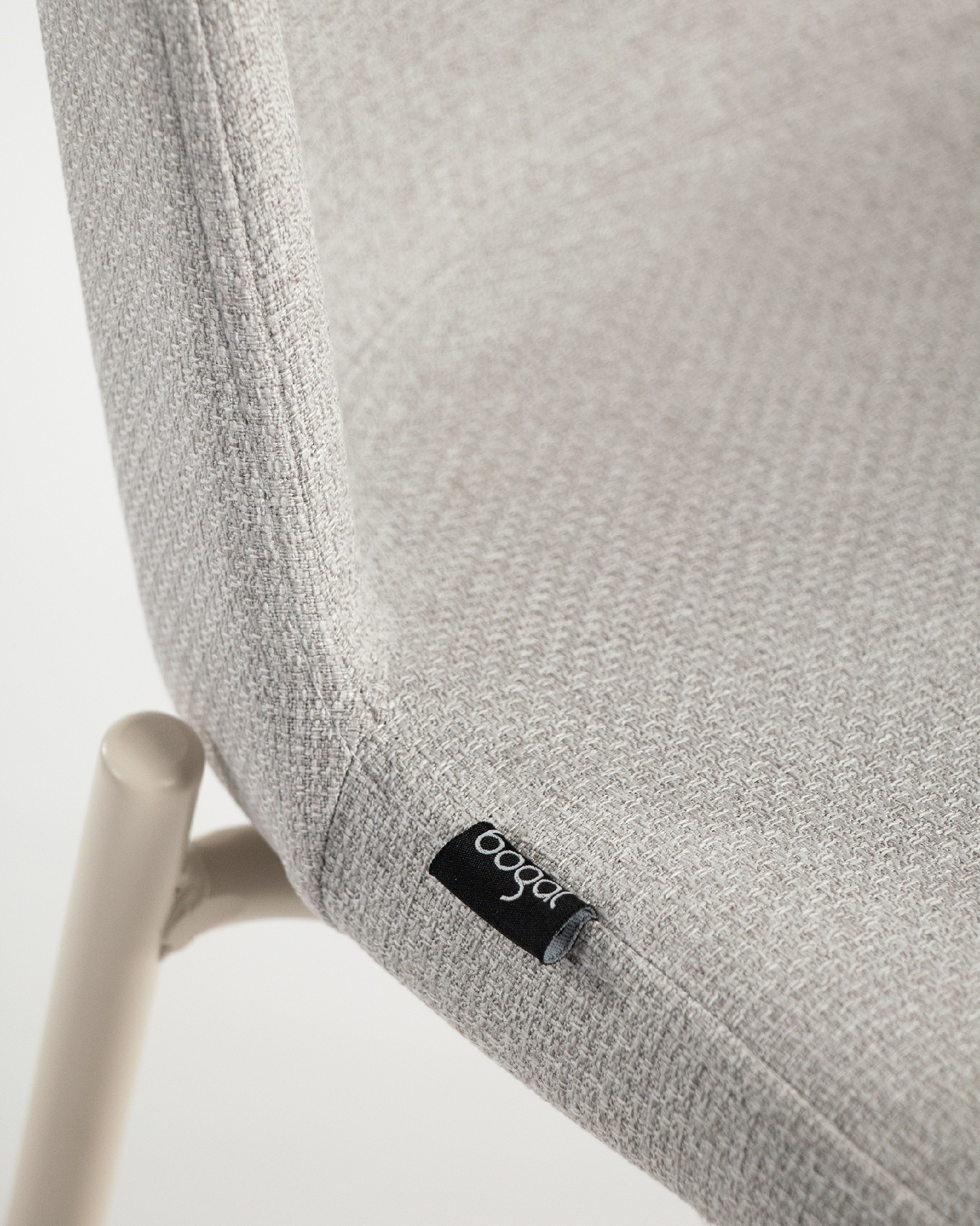 Chaise York avec un revêtement perle et des pieds métalliques assortis