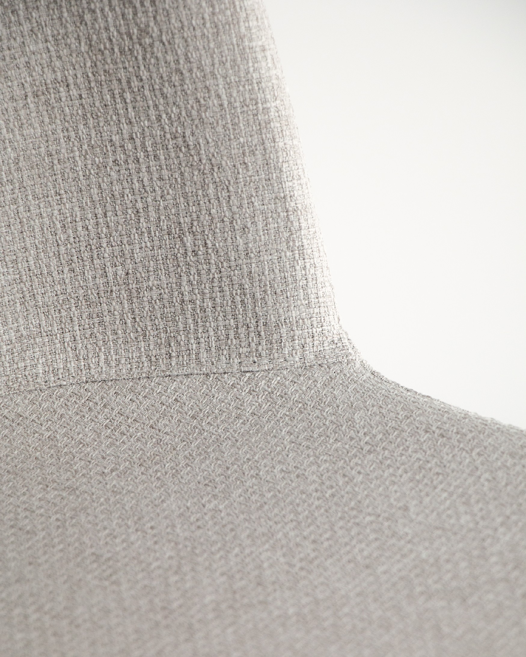 Chaise York avec un revêtement perle et des pieds métalliques assortis