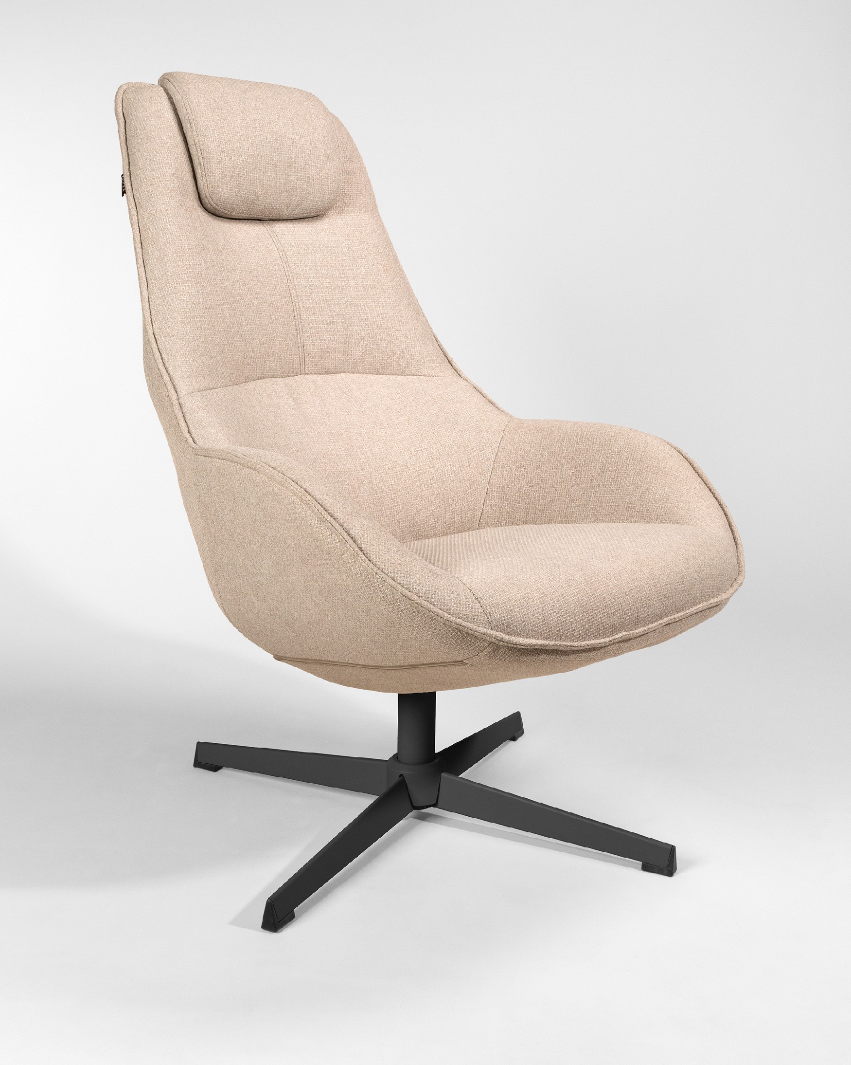 Fauteuil Yuca avec rembourrage crème et pieds en métal noir, pivotant à 360°