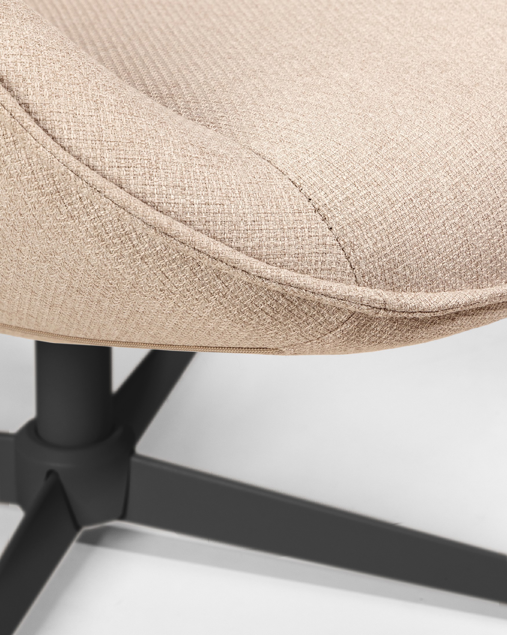 Fauteuil Yuca avec rembourrage crème et pieds en métal noir, pivotant à 360°