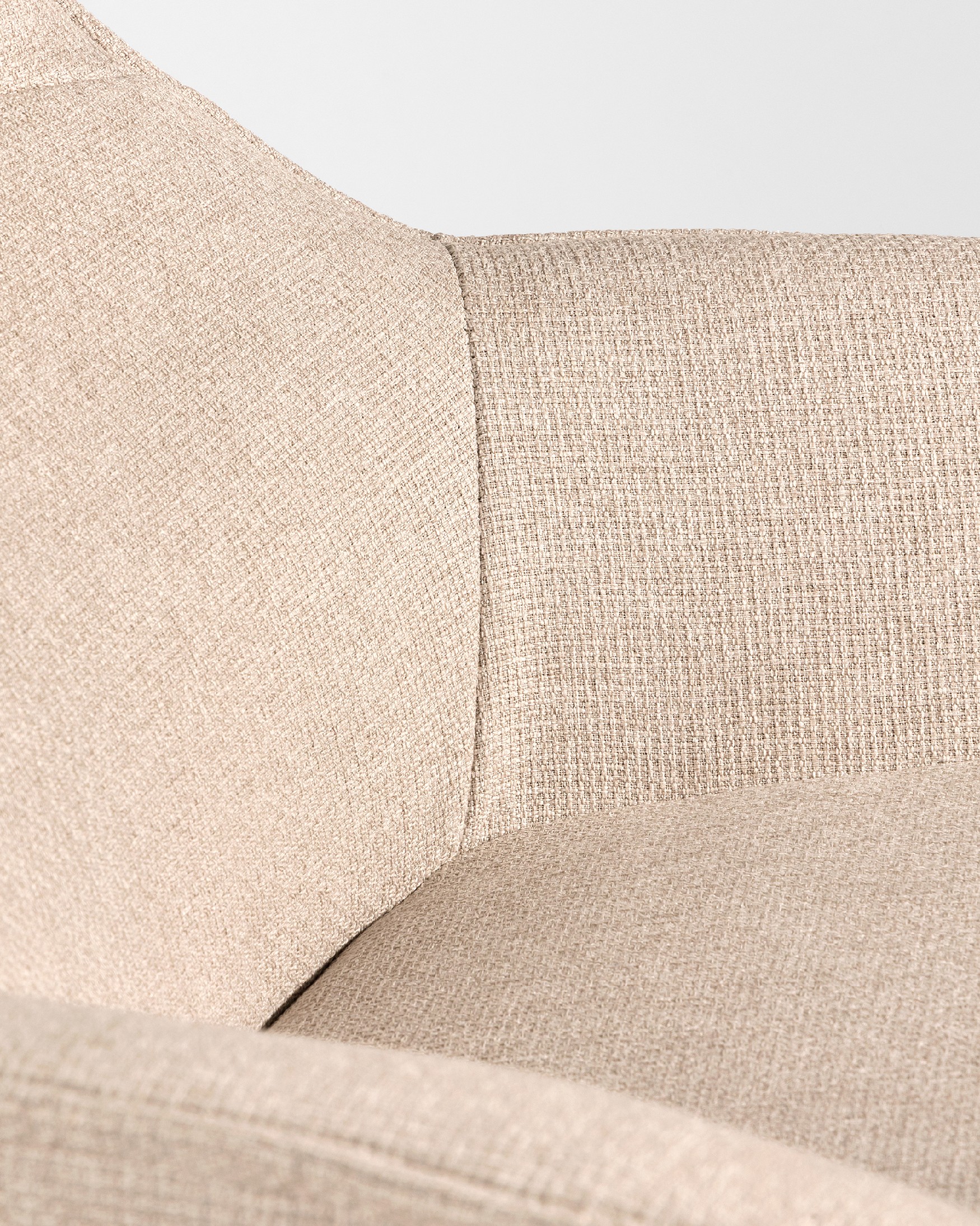 Fauteuil Yuca avec rembourrage crème et pieds en métal noir, pivotant à 360°