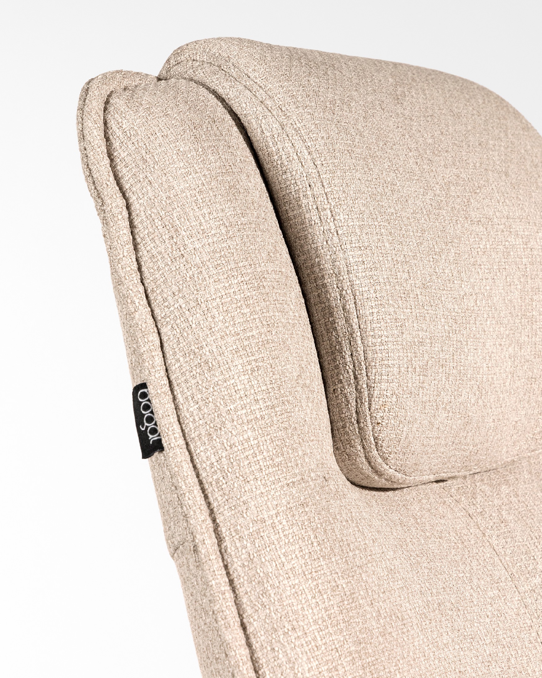 Fauteuil Yuca avec rembourrage crème et pieds en métal noir, pivotant à 360°