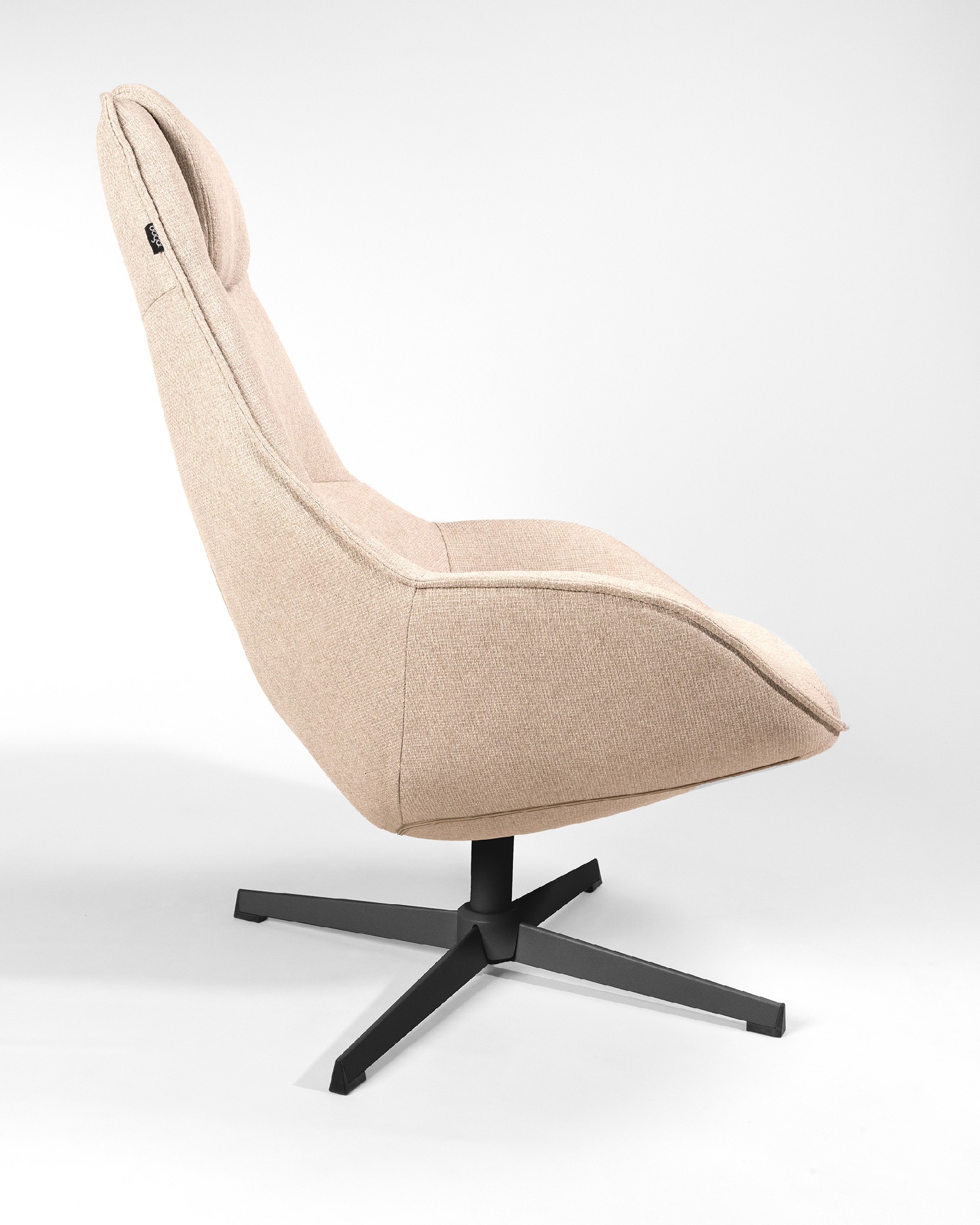 Fauteuil Yuca avec rembourrage crème et pieds en métal noir, pivotant à 360°