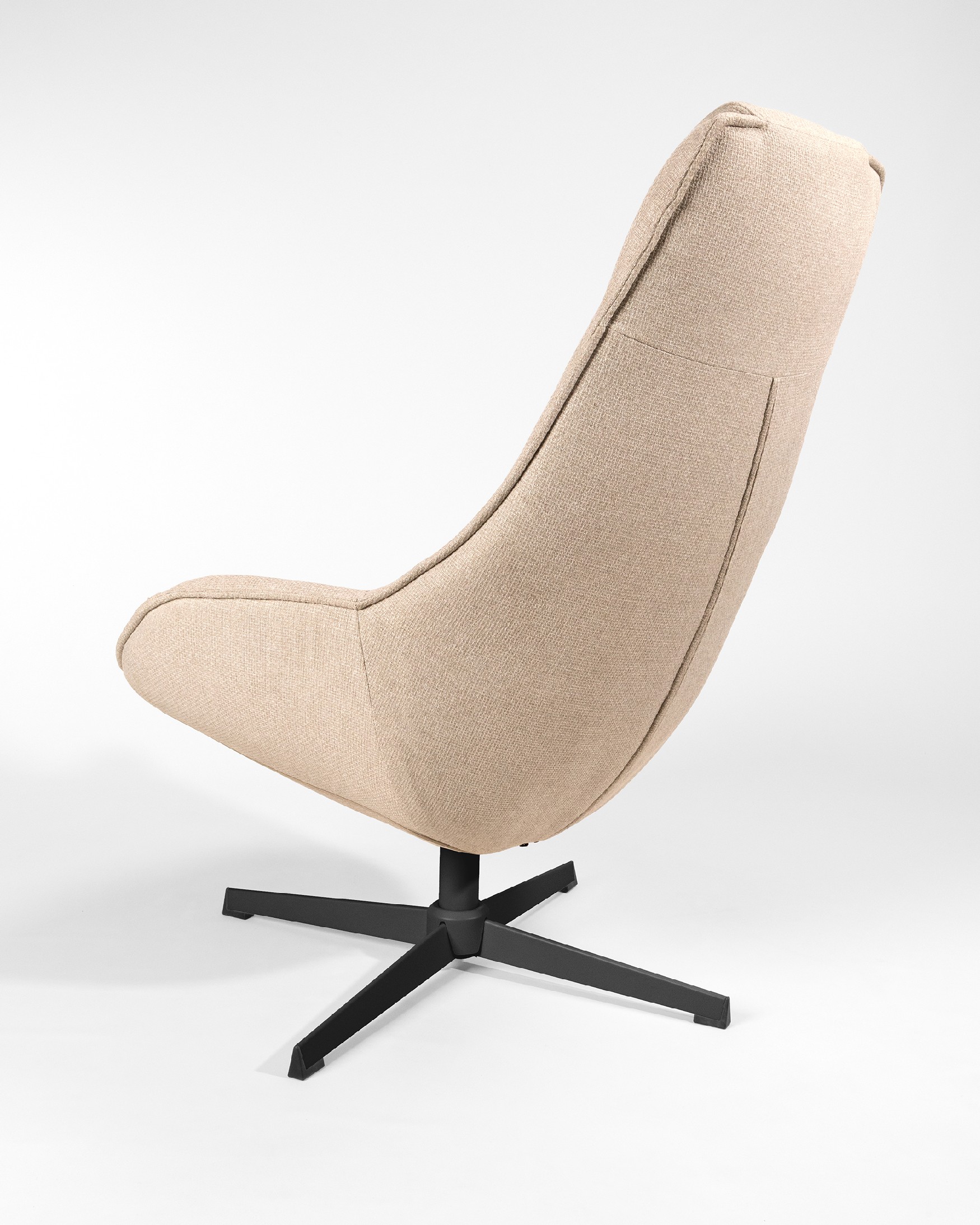 Fauteuil Yuca avec rembourrage crème et pieds en métal noir, pivotant à 360°