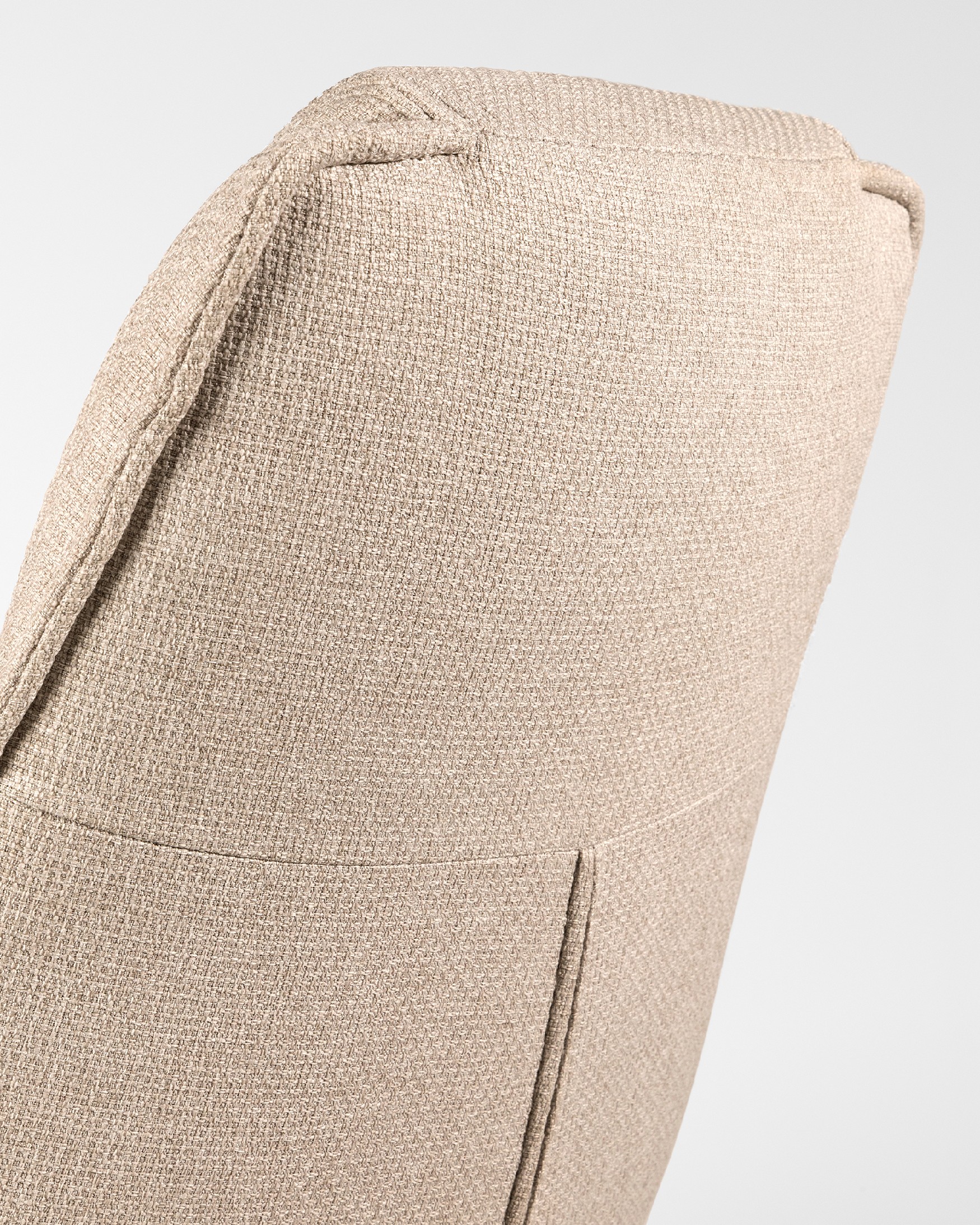 Fauteuil Yuca avec rembourrage crème et pieds en métal noir, pivotant à 360°