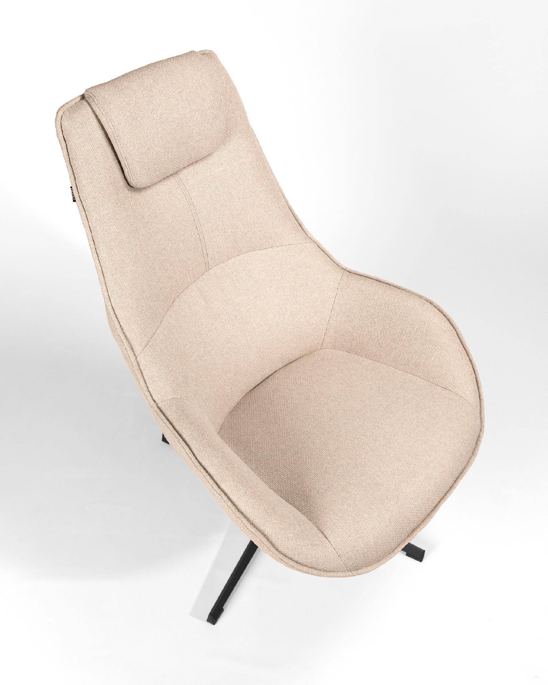 Fauteuil Yuca avec rembourrage crème et pieds en métal noir, pivotant à 360°