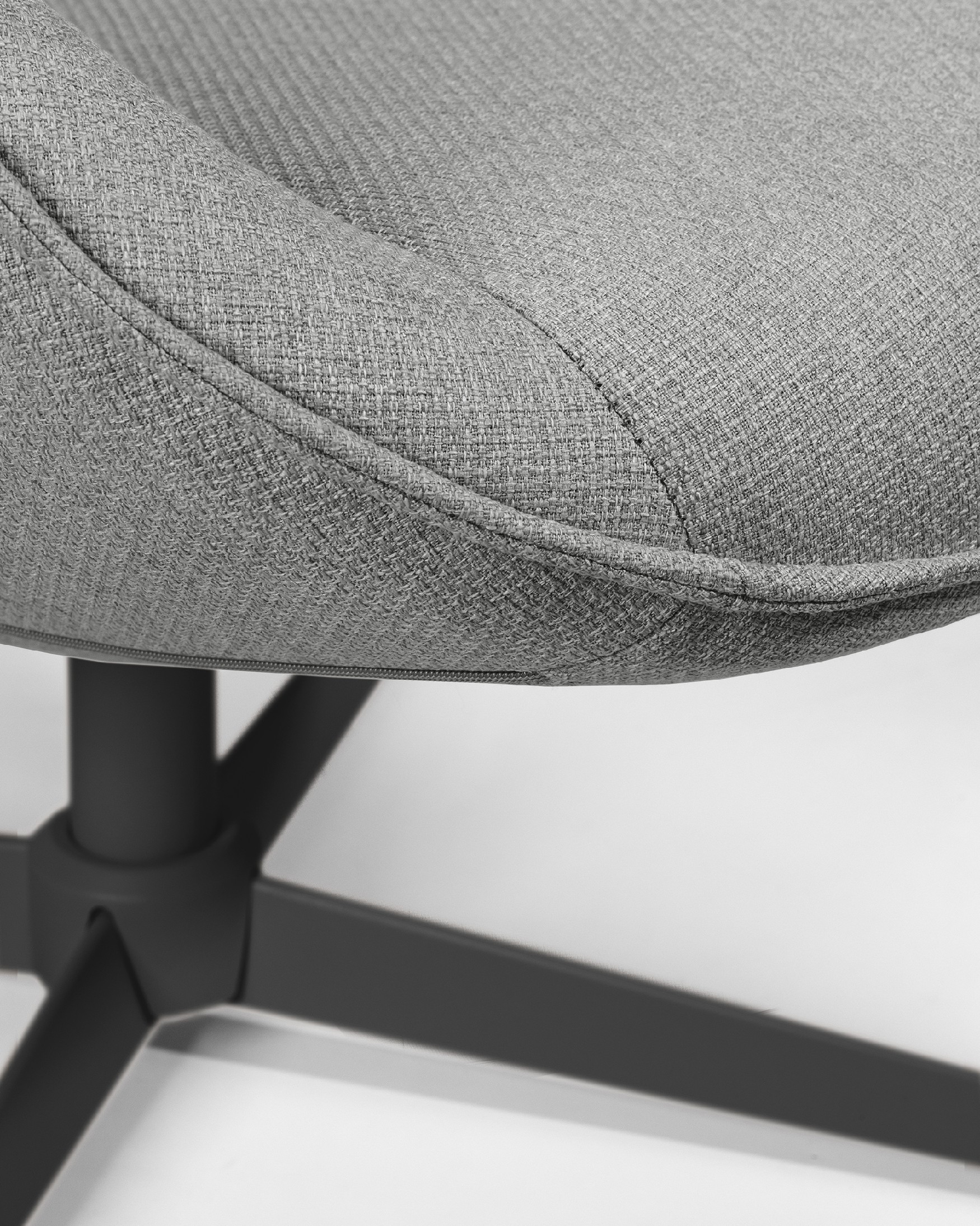 Fauteuil Yuca avec rembourrage gris et pied en métal noir, pivotant à 360°