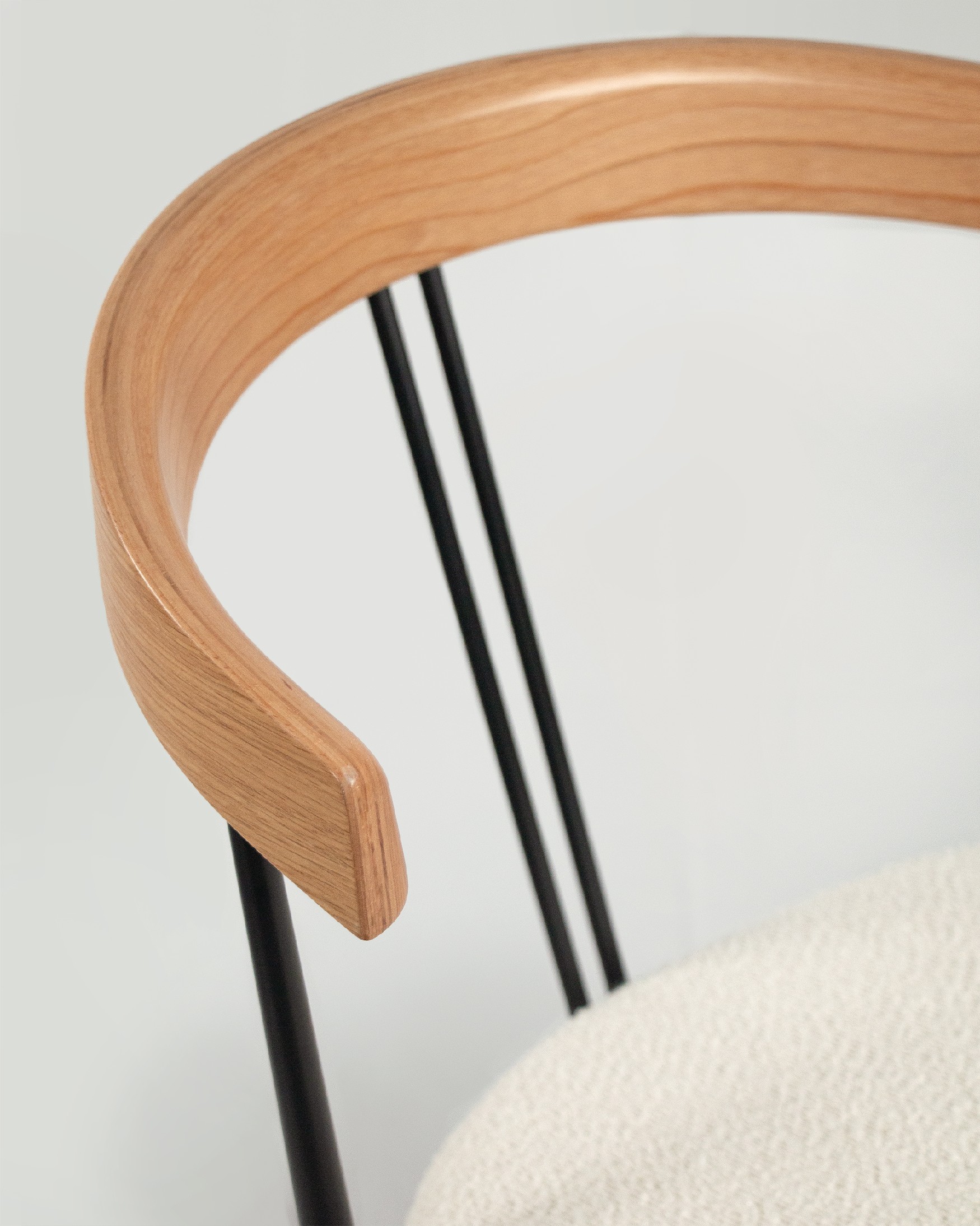 Chaise Zion avec revêtement en agneau et structure en chêne naturel