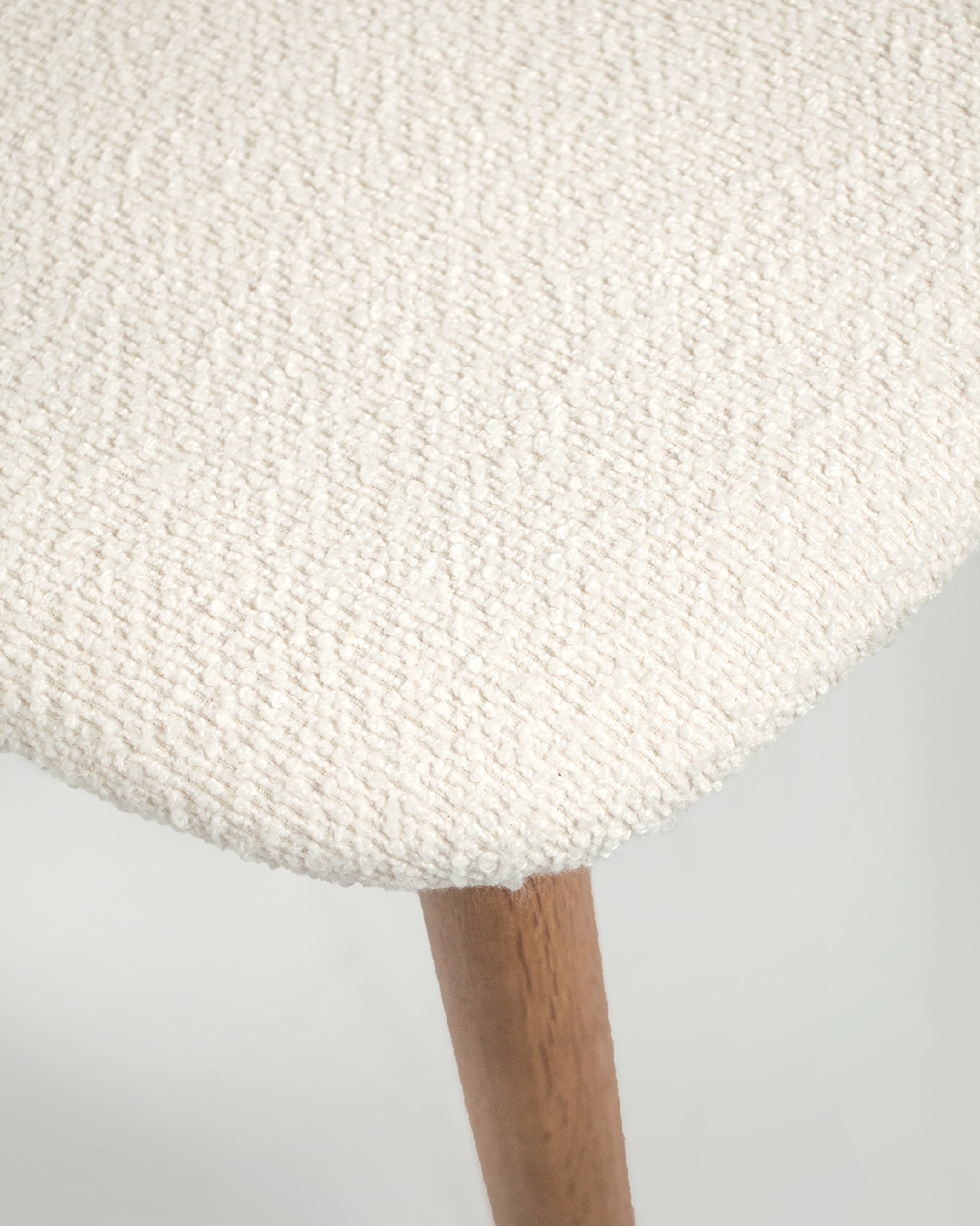 Chaise Zion avec revêtement en agneau et structure en chêne naturel