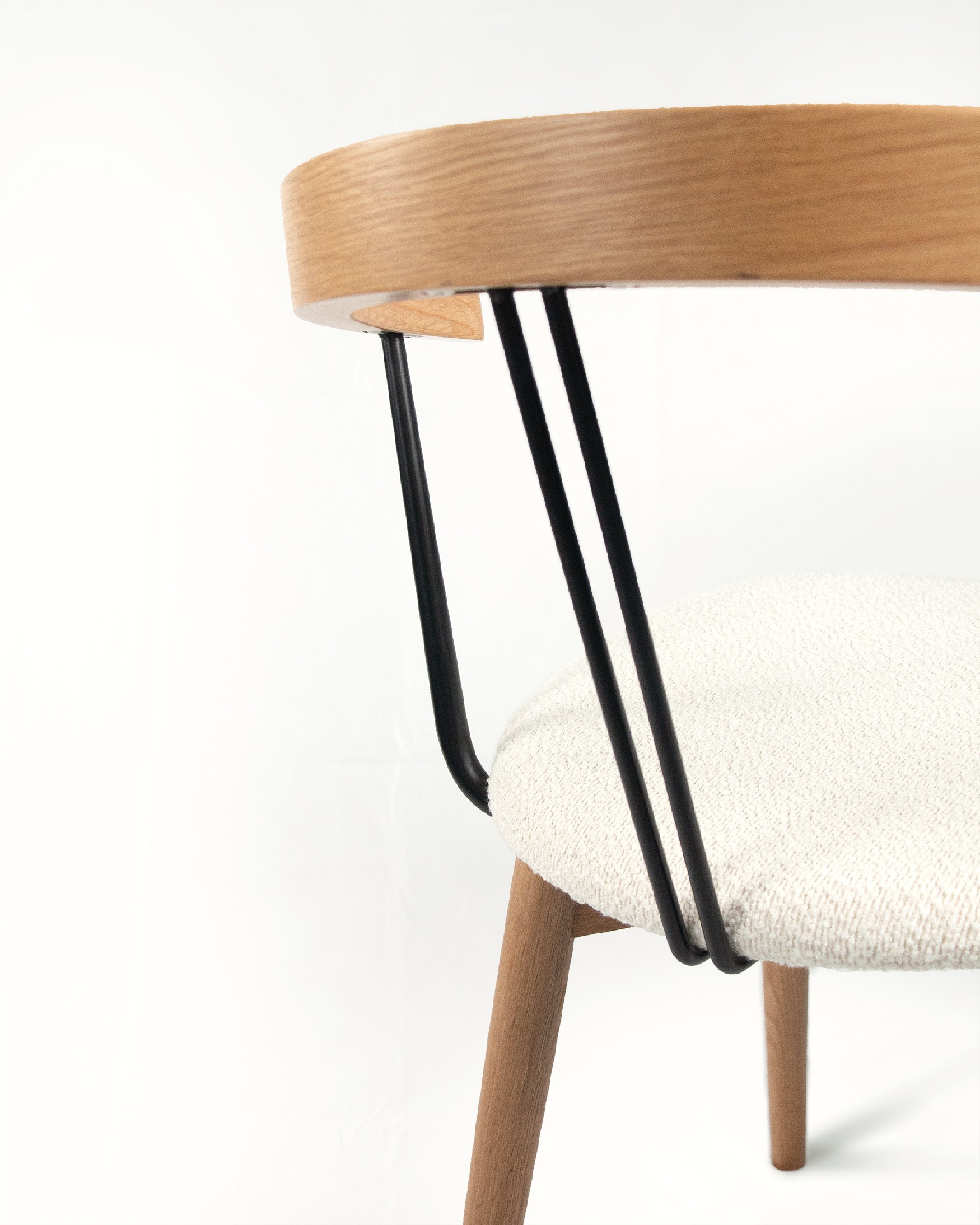 Chaise Zion avec revêtement en agneau et structure en chêne naturel
