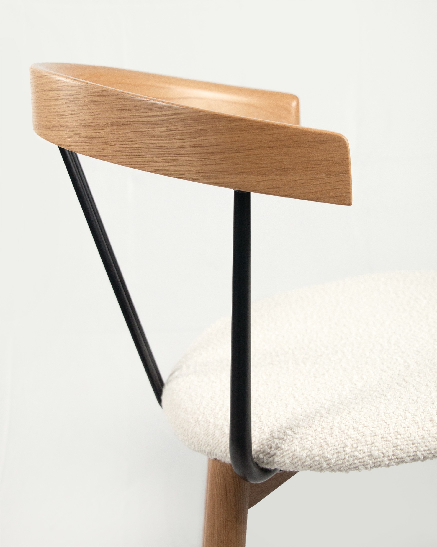 Chaise Zion avec revêtement en agneau et structure en chêne naturel