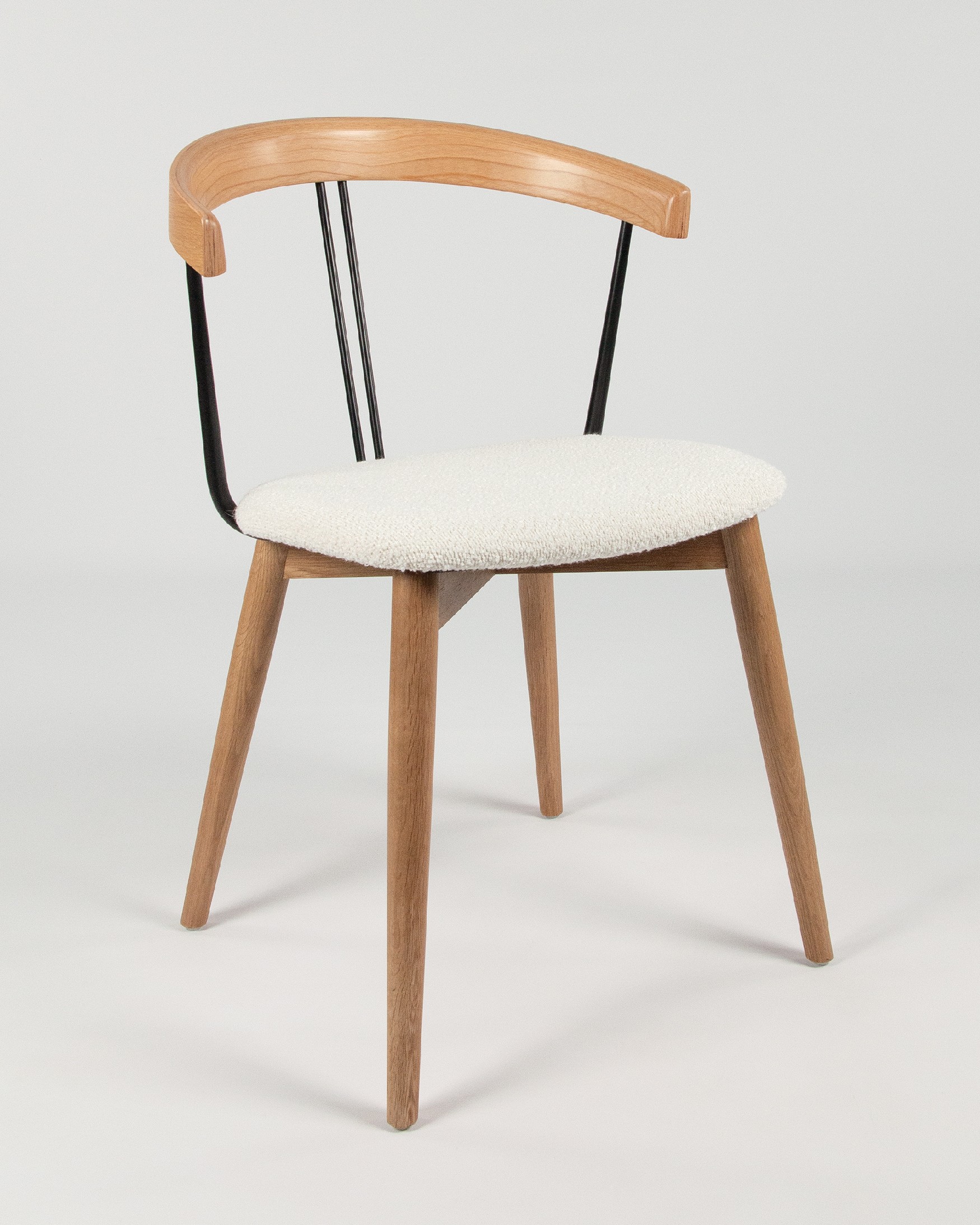 Chaise Zion avec revêtement en agneau et structure en chêne naturel