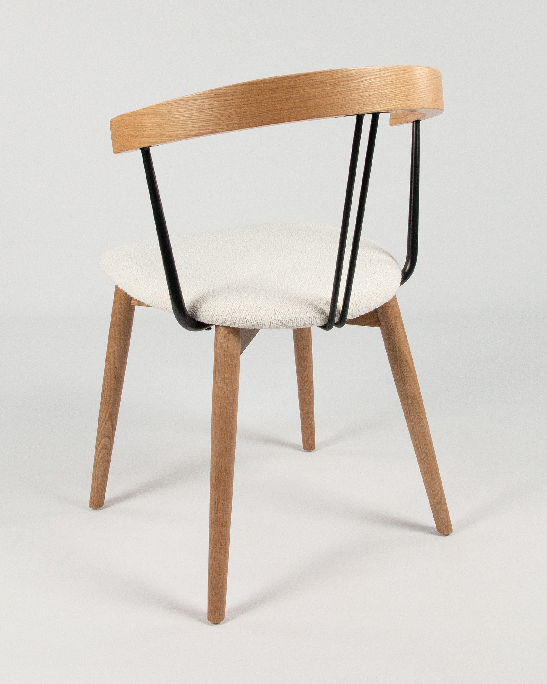 Chaise Zion avec revêtement en agneau et structure en chêne naturel