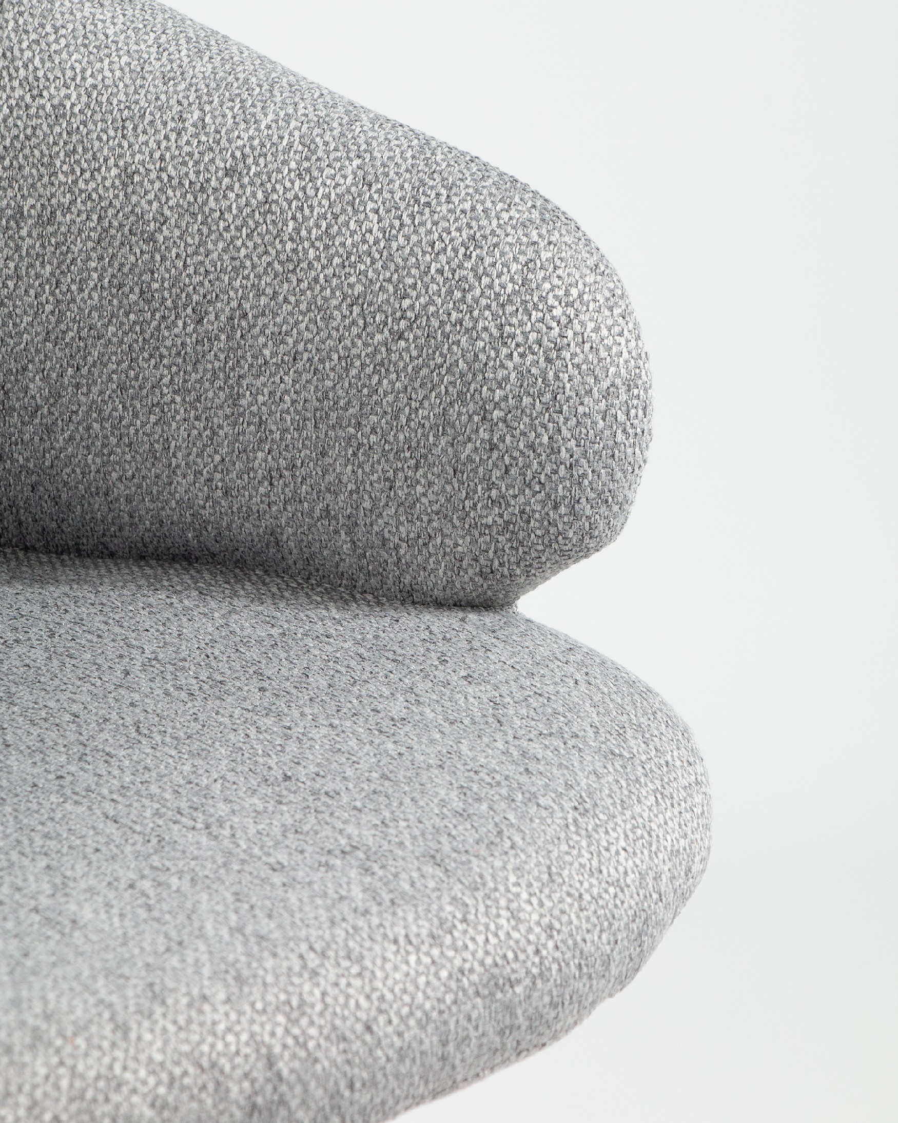 Silla Zurich con tapizado gris y patas metálicas blancas