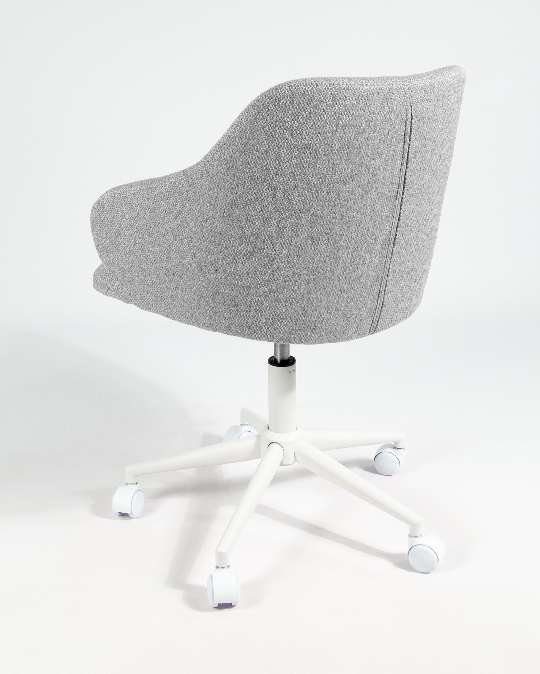 Silla Zurich con tapizado gris y patas metálicas blancas