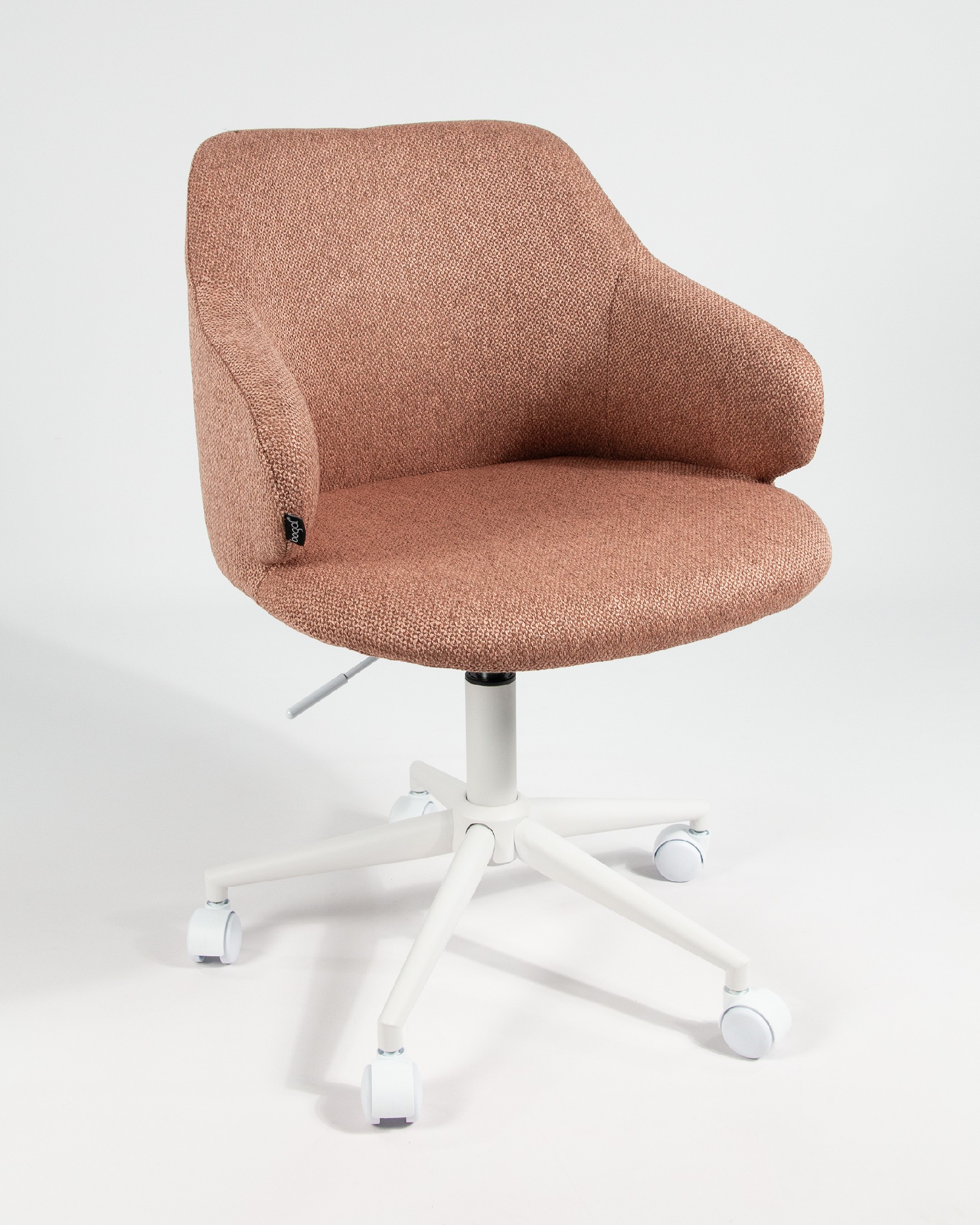 Silla Zurich con tapizado salmón y patas metálicas blancas